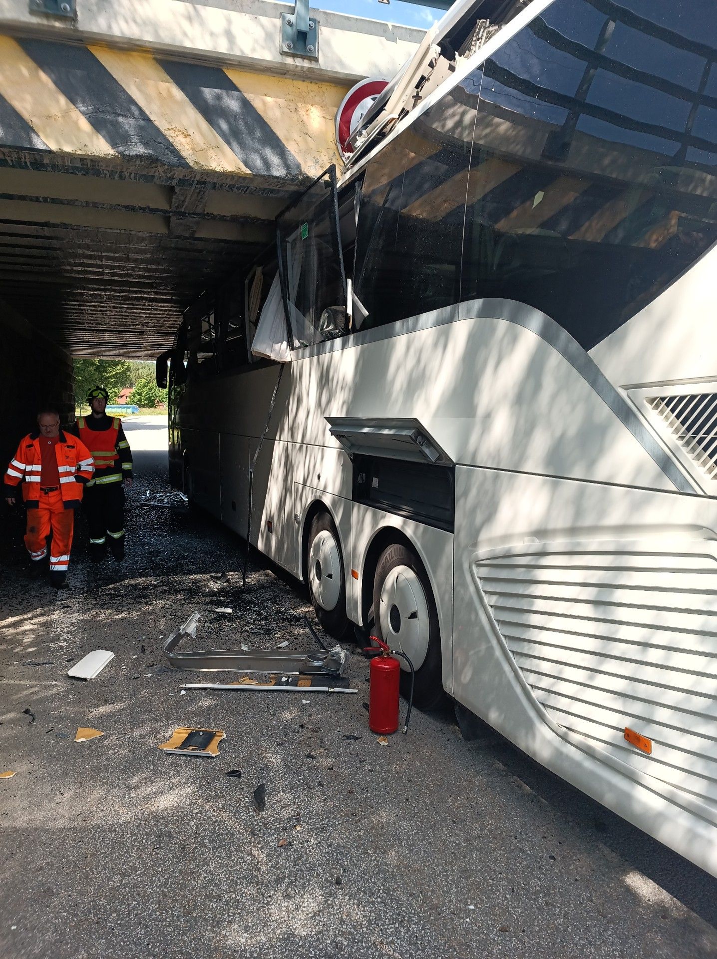 Autobus zůstal zaseknutý pod železničním viaduktem - Autobus zůstal zaseknutý pod železničním viaduktem (3/7)