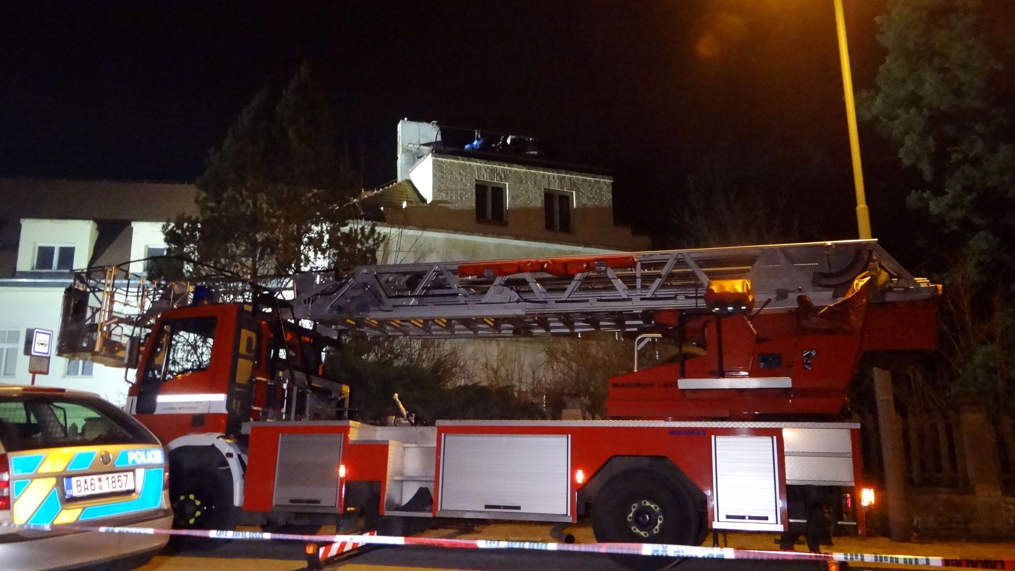 Squatteři zůstali bivakovat na střeše i po mnohahodinovém vyjednávání - GALERIE: Squatteři obsadili usedlost Šatovka v Praze (5/8)
