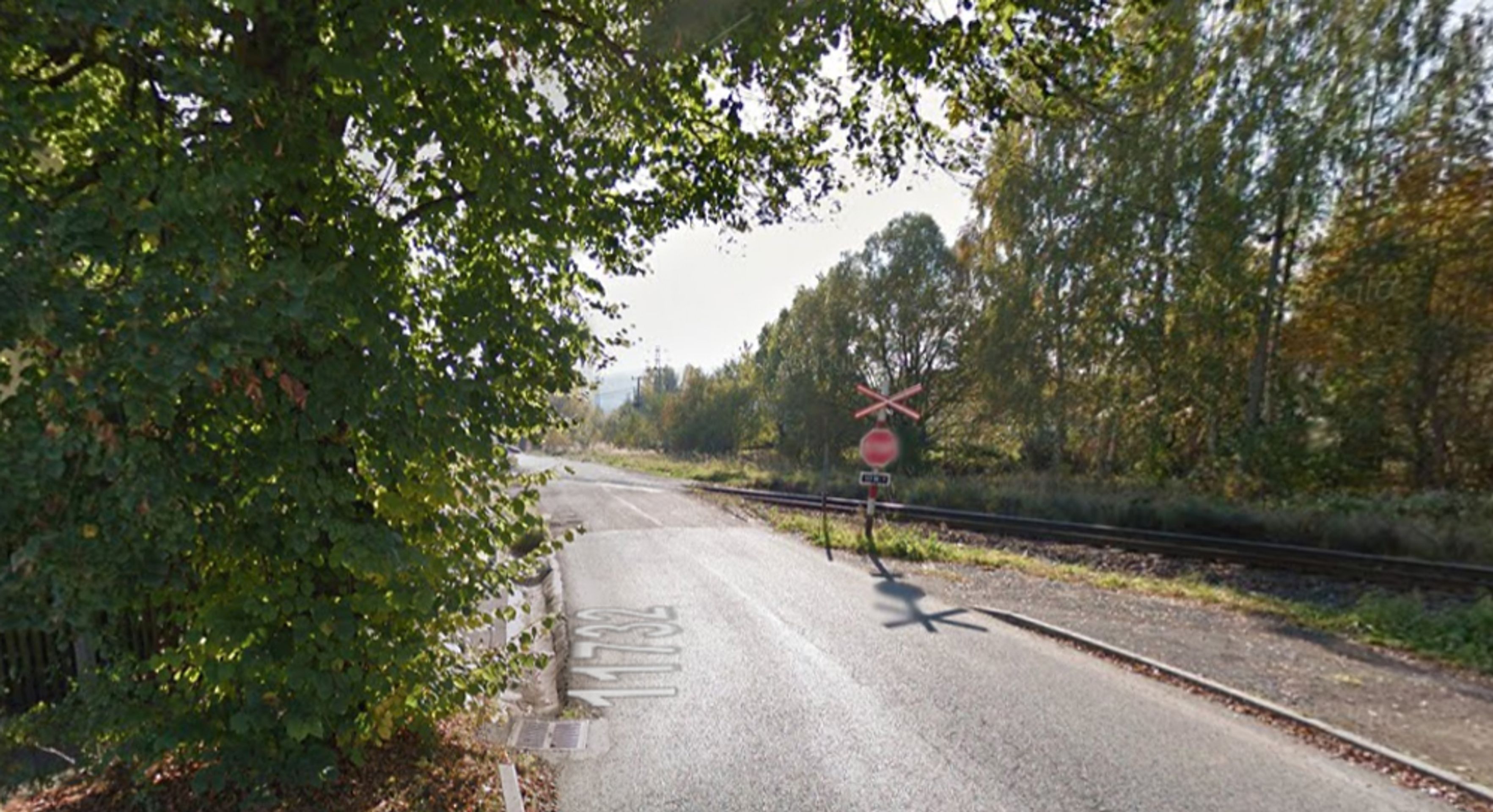 Nebezpečné přejezdy: P 1209, Rokycany - Nezvěstlice, Plzeňský kraj - přejezd bez světel, ŘEŠENÍ: se závorami. DŮVOD: Zastavěná část obce Rokycany, u Kovohutí, silnice II. třídy, nehodovost, velký provoz, šikmé křížení - GALERIE: Nebezpečné přejezdy - Liberecký kraj, Ústecký kraj, Karlovarský kraj, Plzeňský kraj (11/11)