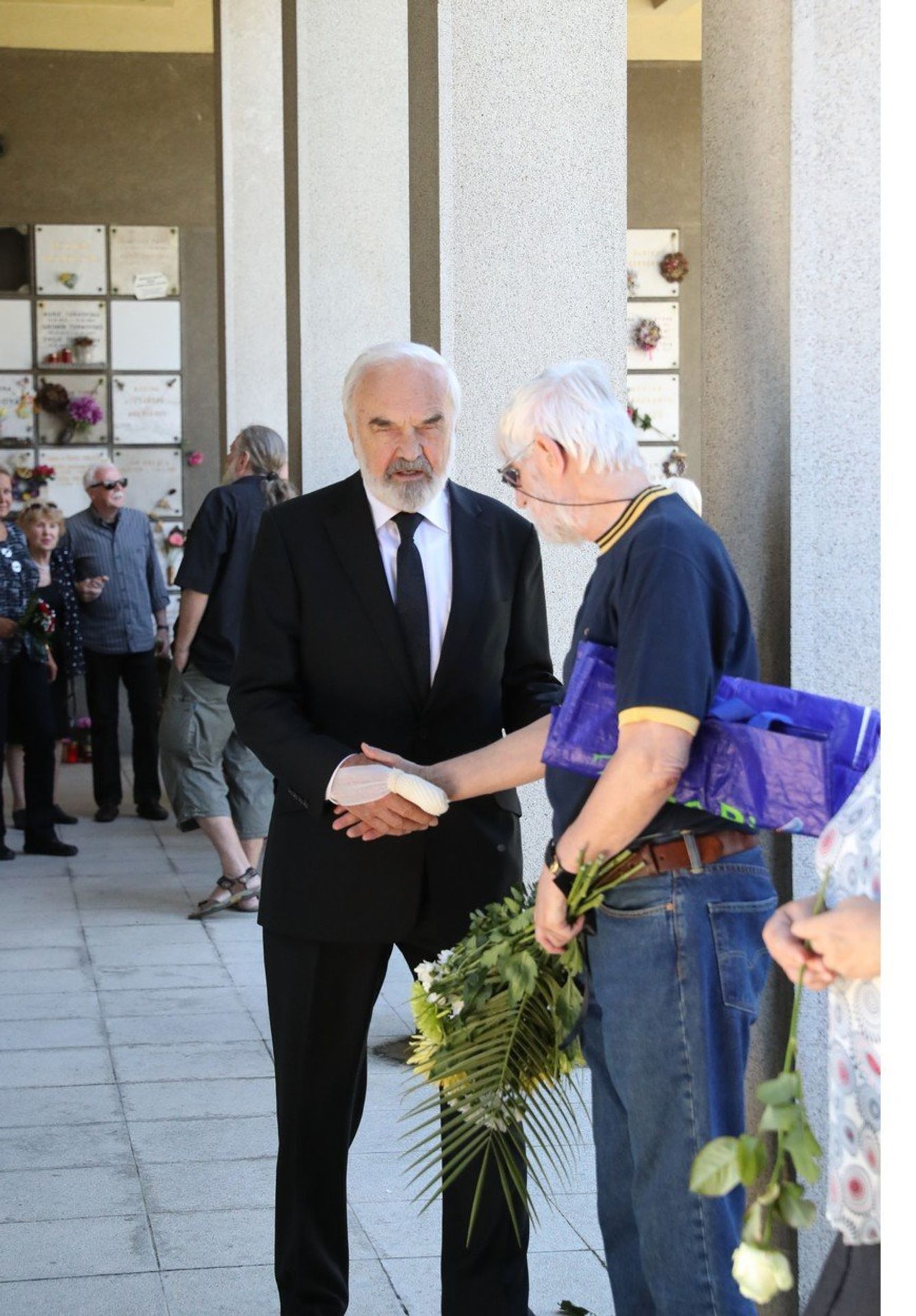 Lidé se přišli rozloučit s Bořivojem Pencem - Zdeněk Svěrák - GALERIE: Lidé se přišli rozloučit s Bořivojem Pencem (4/12)