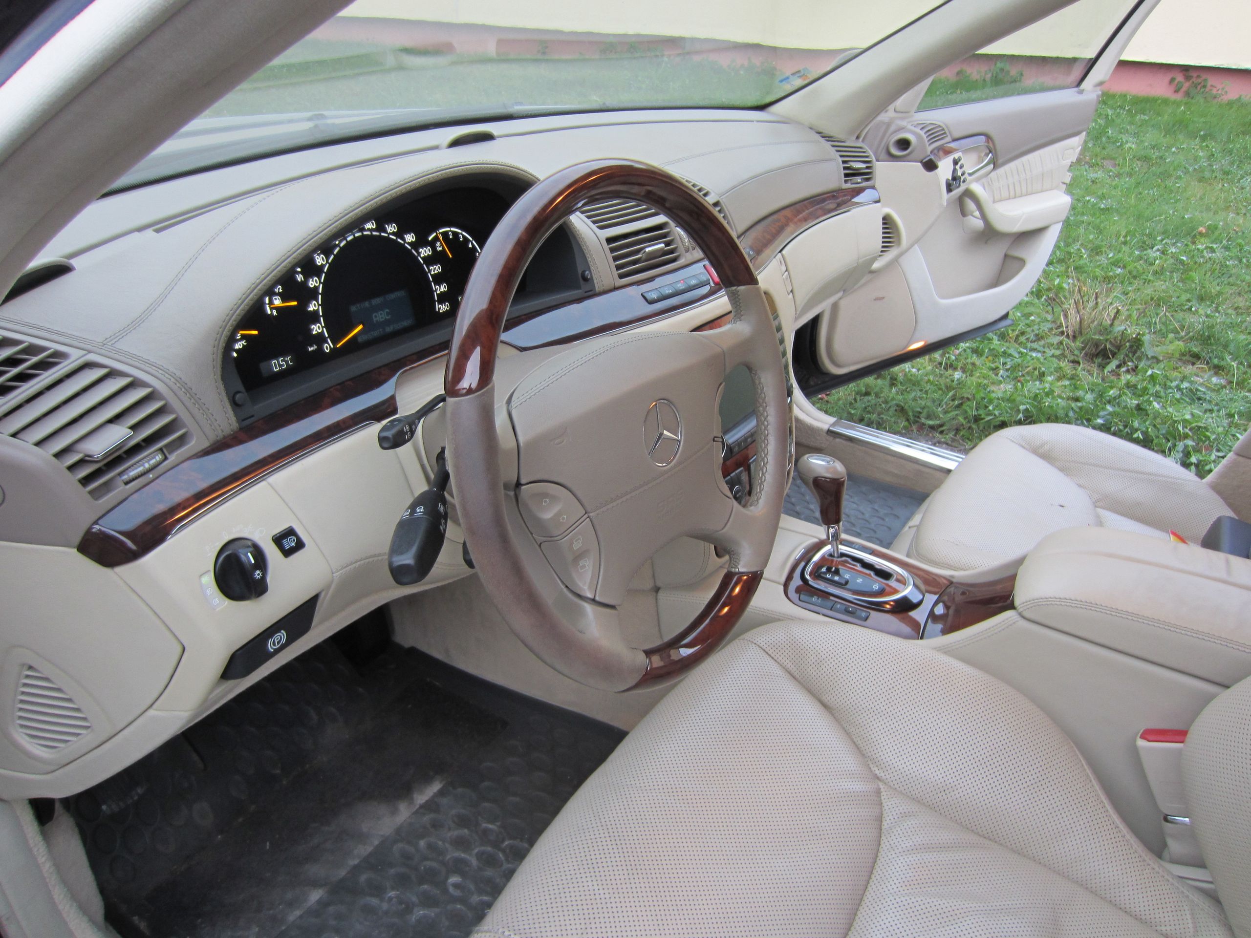 ÚZSVM: Mercedes Benz S600 - 2 - GALERIE: ÚZSVM - Mercedes Benz S600 (2/3)