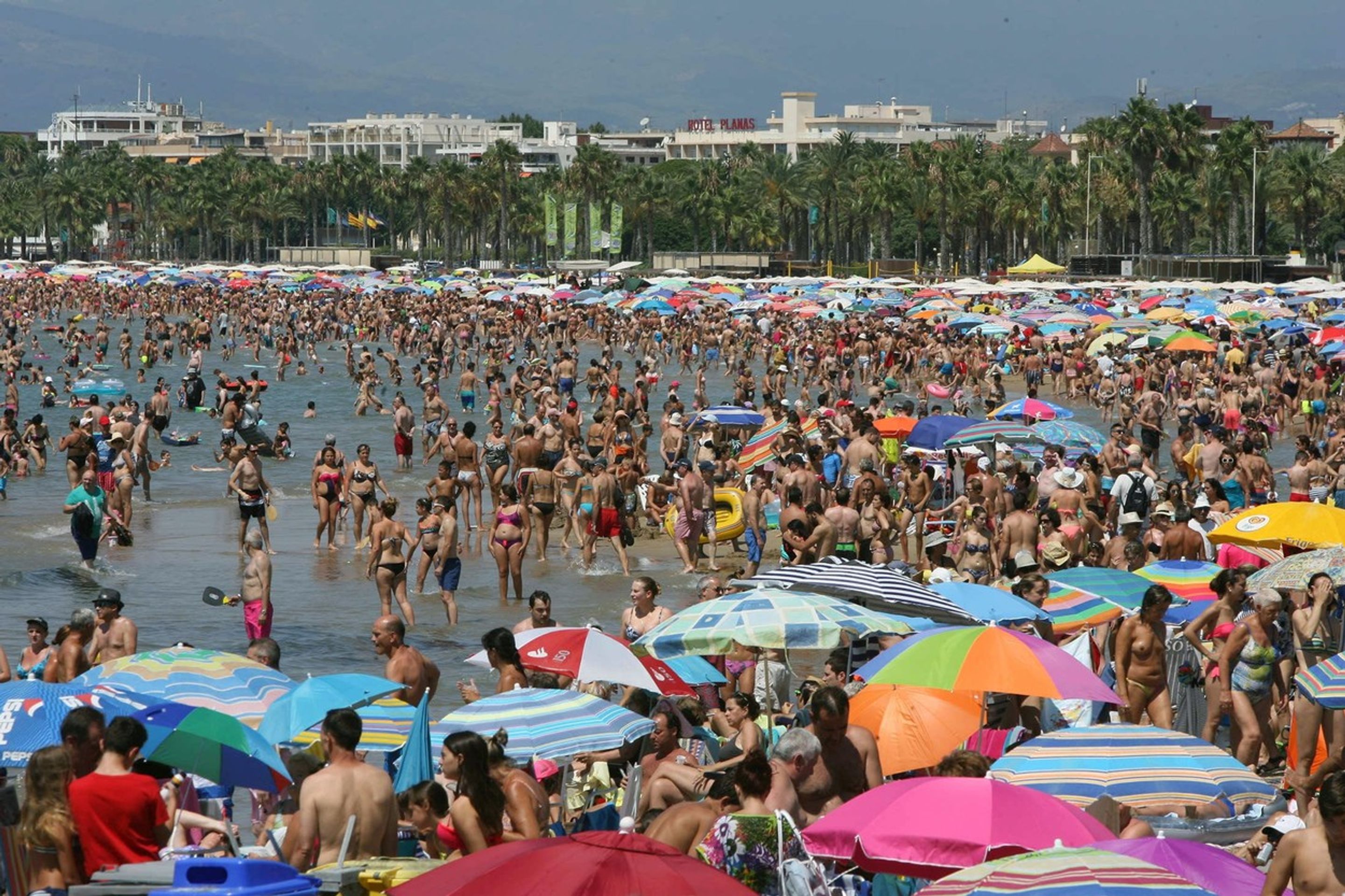 Šílené pláže - Přeplněná pláž Levante v Salou, ve Španělsku - GALERIE: Šílené pláže (2/7)