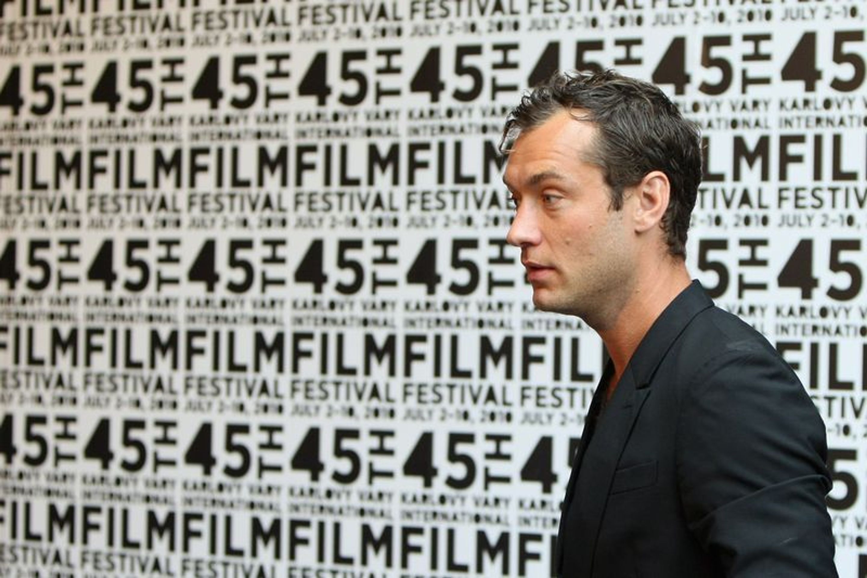Jude Law na festivalu v Karlových Varech - 7 - GALERIE: Jude Law na festivalu v Karlových Varech (4/12)