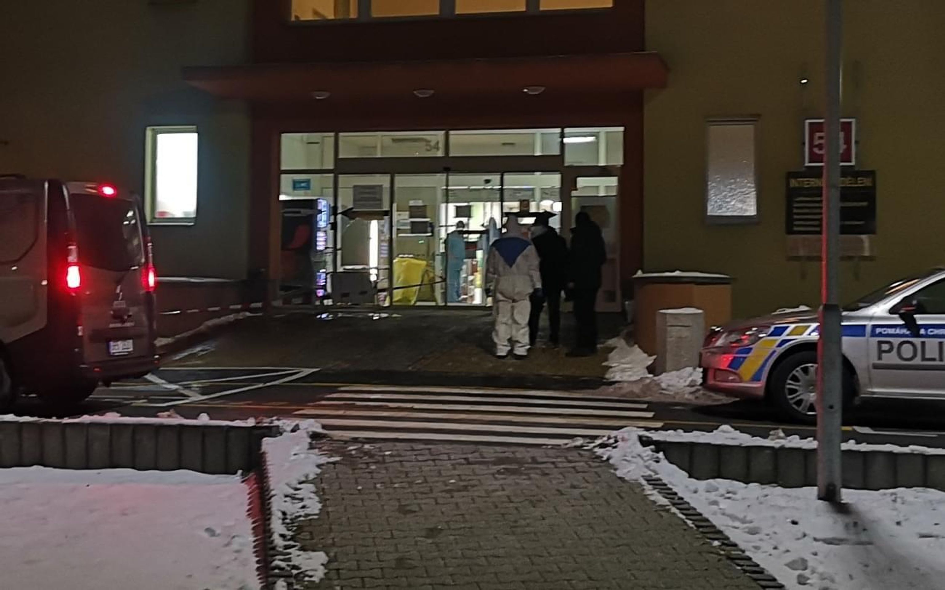 Muž si v plzeňské nemocnici střepem probodl krk - 8 - GALERIE: Muž si střepem probodl krk (7/7)