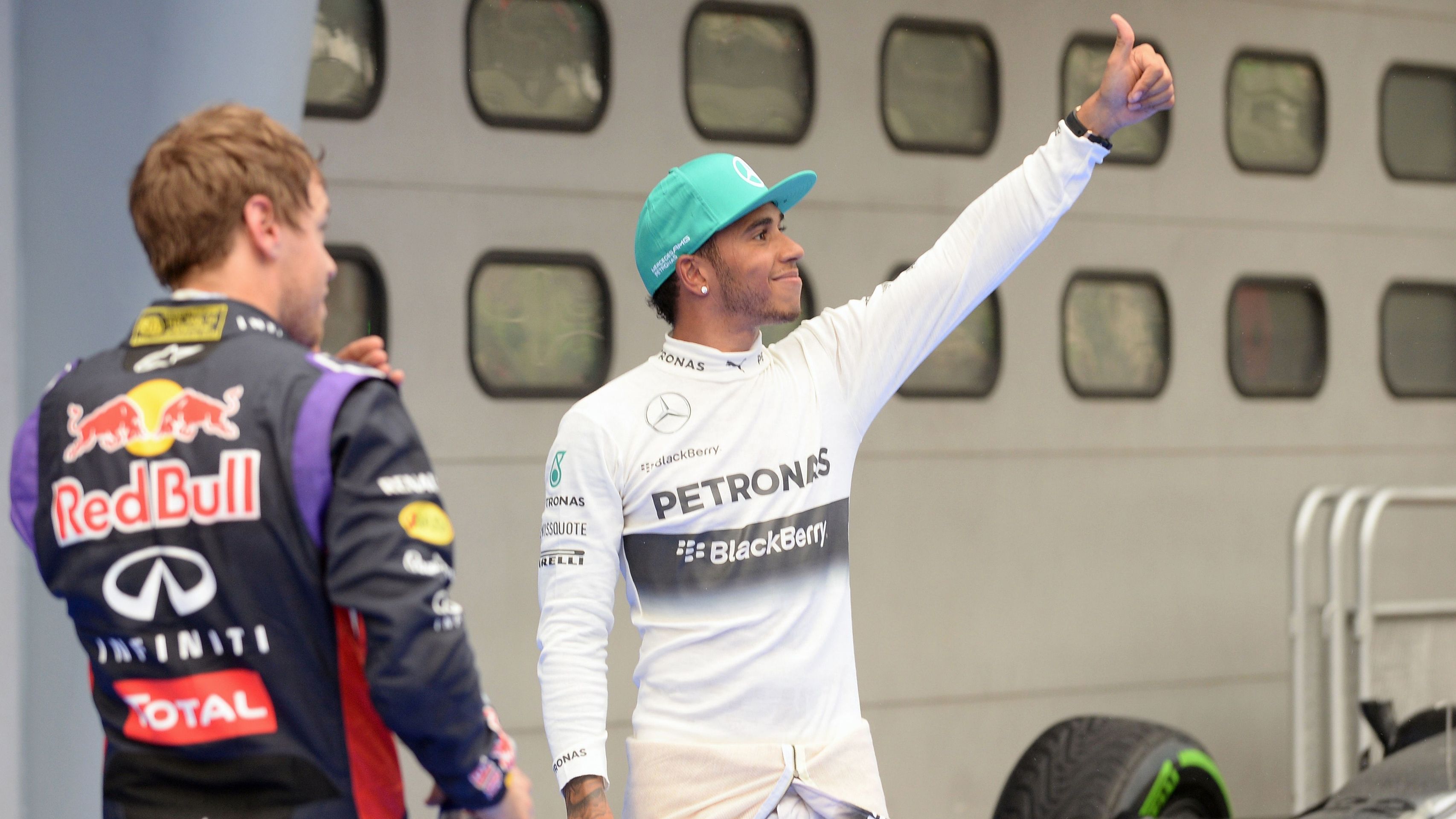 Lewis Hamilton vyhrál už druhou kvalifikaci v sezoně - 5 - GALERIE: Lewis Hamilton vyhrál druhou kvalifikaci v sezoně (4/9)