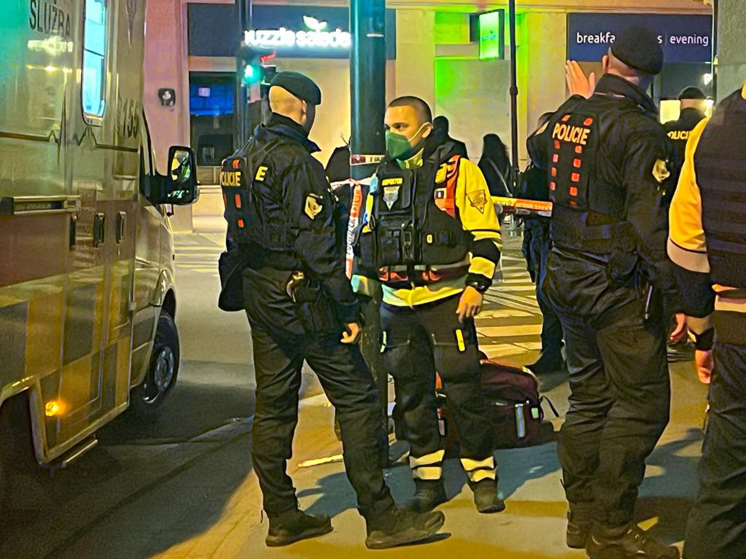 Konflikt před obchodním centrem Kotva - Konflikt před obchodním centrem Kotva (2/19)