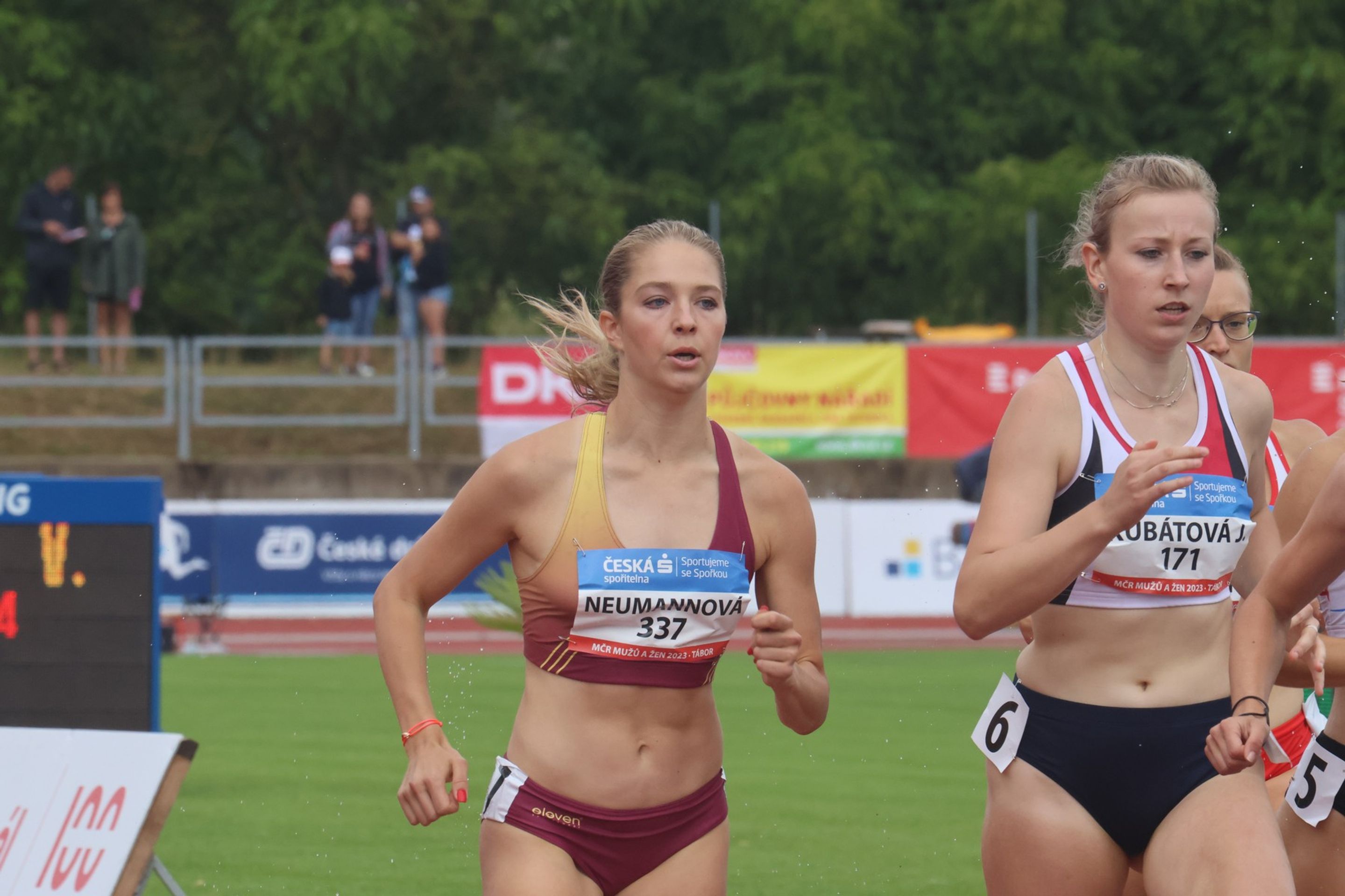 Lucie Neumannová, 29. 7. 2023 Mistrovství ČR mužů a žen v atletice Tábor - Kateřina Neumannová s dcerou Lucií (1/4)