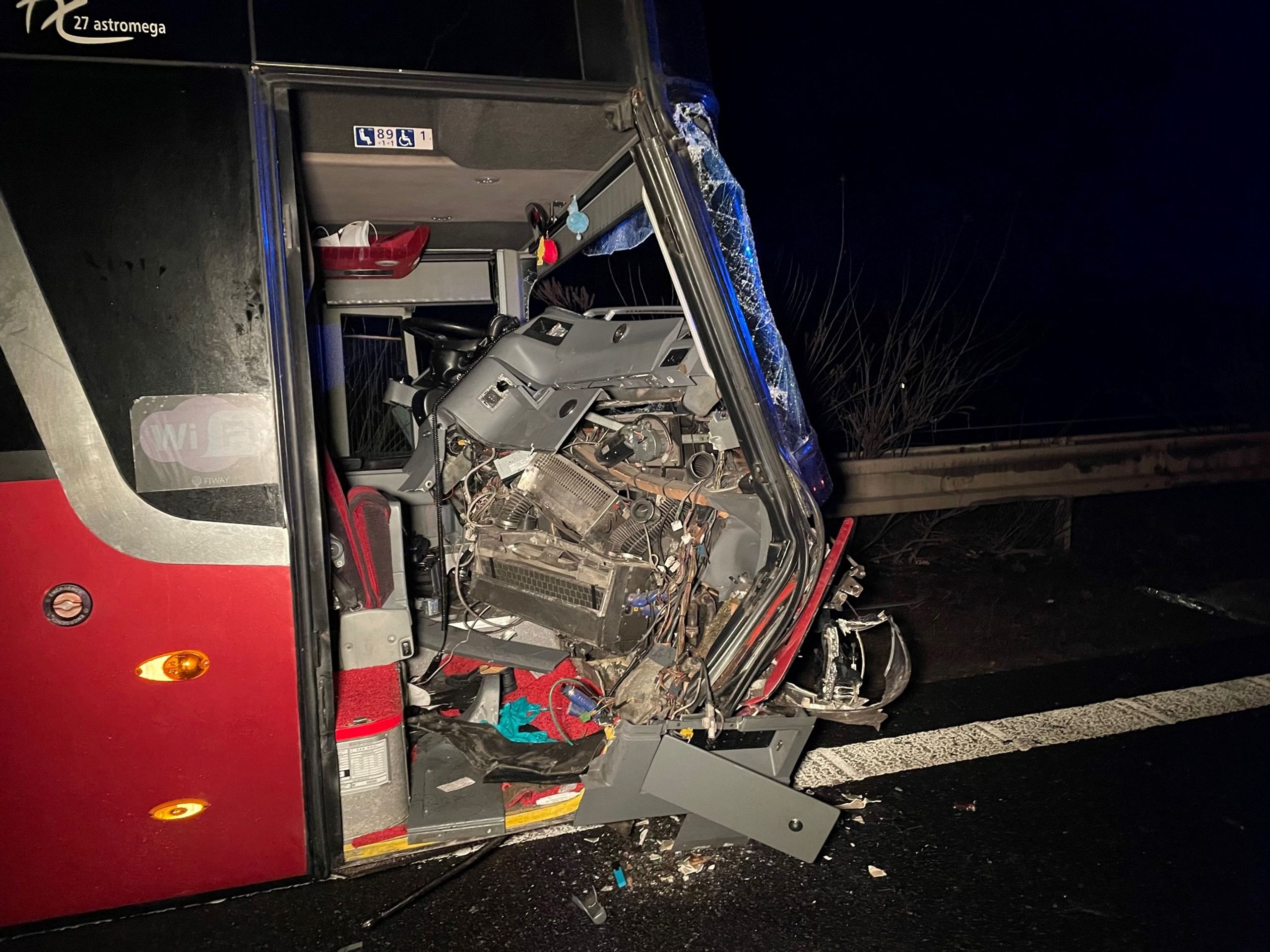 Nehoda na dálnici D8 - 6 - Srážka náklaďáku s autobusem na dálnici D8 (4/7)