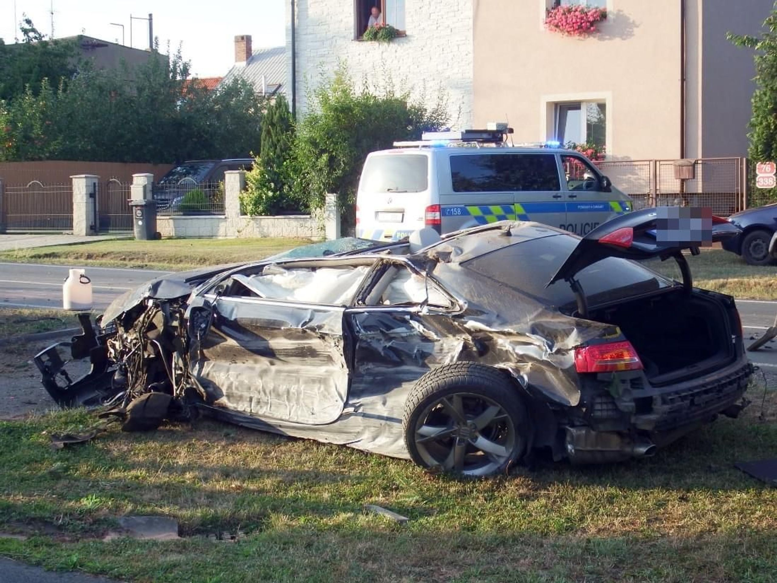 Nehoda Audi v Plzni - 7 - GALERIE: Z Audi zbyl vrak po nehodě na Plzeňsku (7/11)