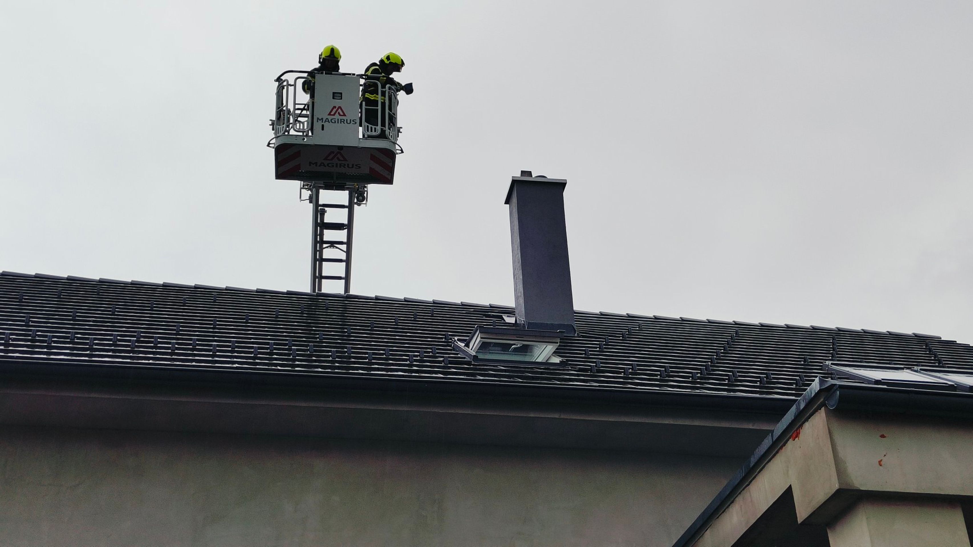 Do střechy uhodil blesk a způsobil požár v obci Mutěnice na Hodonínsku - Následky bouřek (9/11)