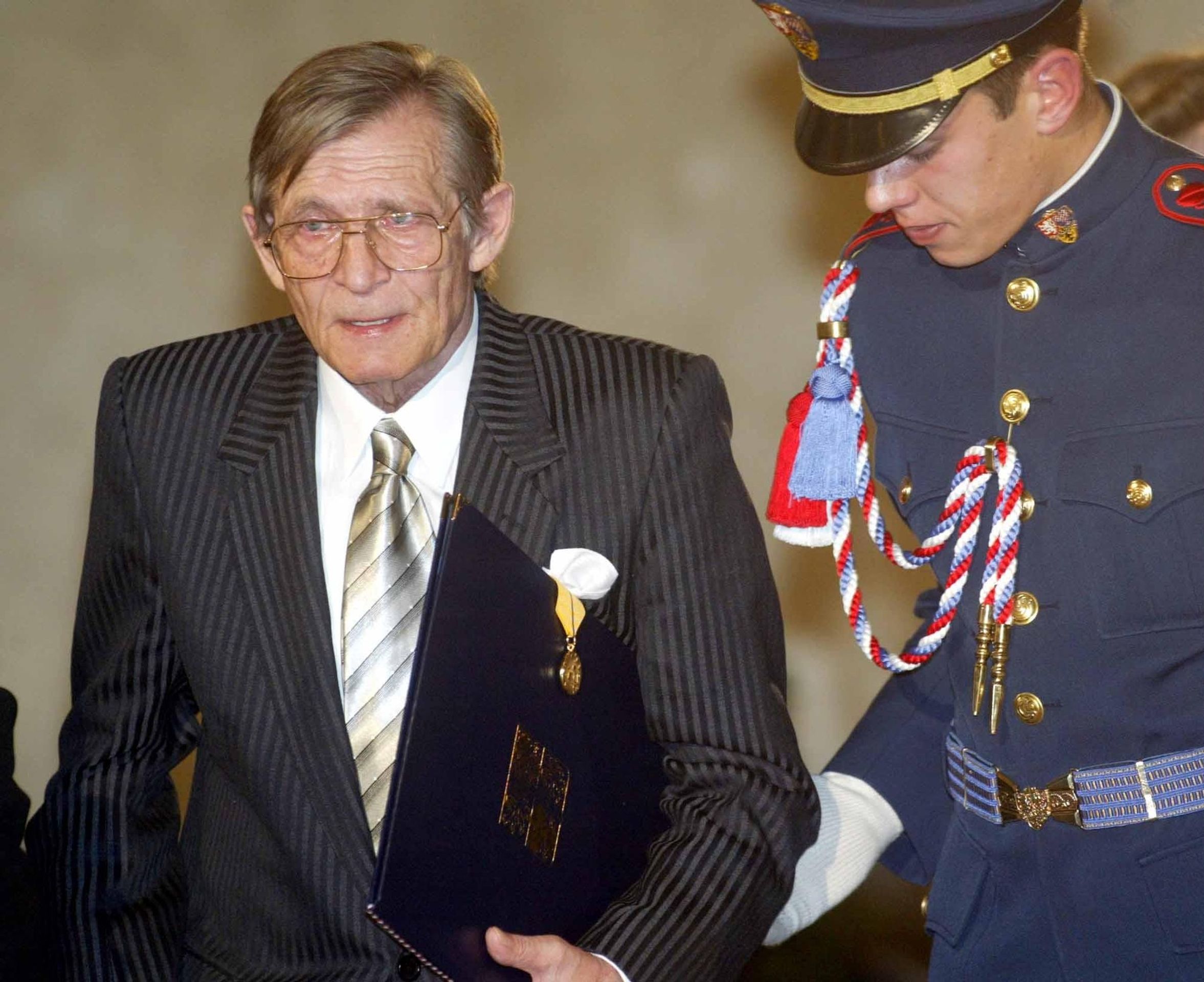 Jiří Kodet získal medaili za zásluhy, 28. 10. 2003 - Jiří a Kristian Kodetovi (3/8)