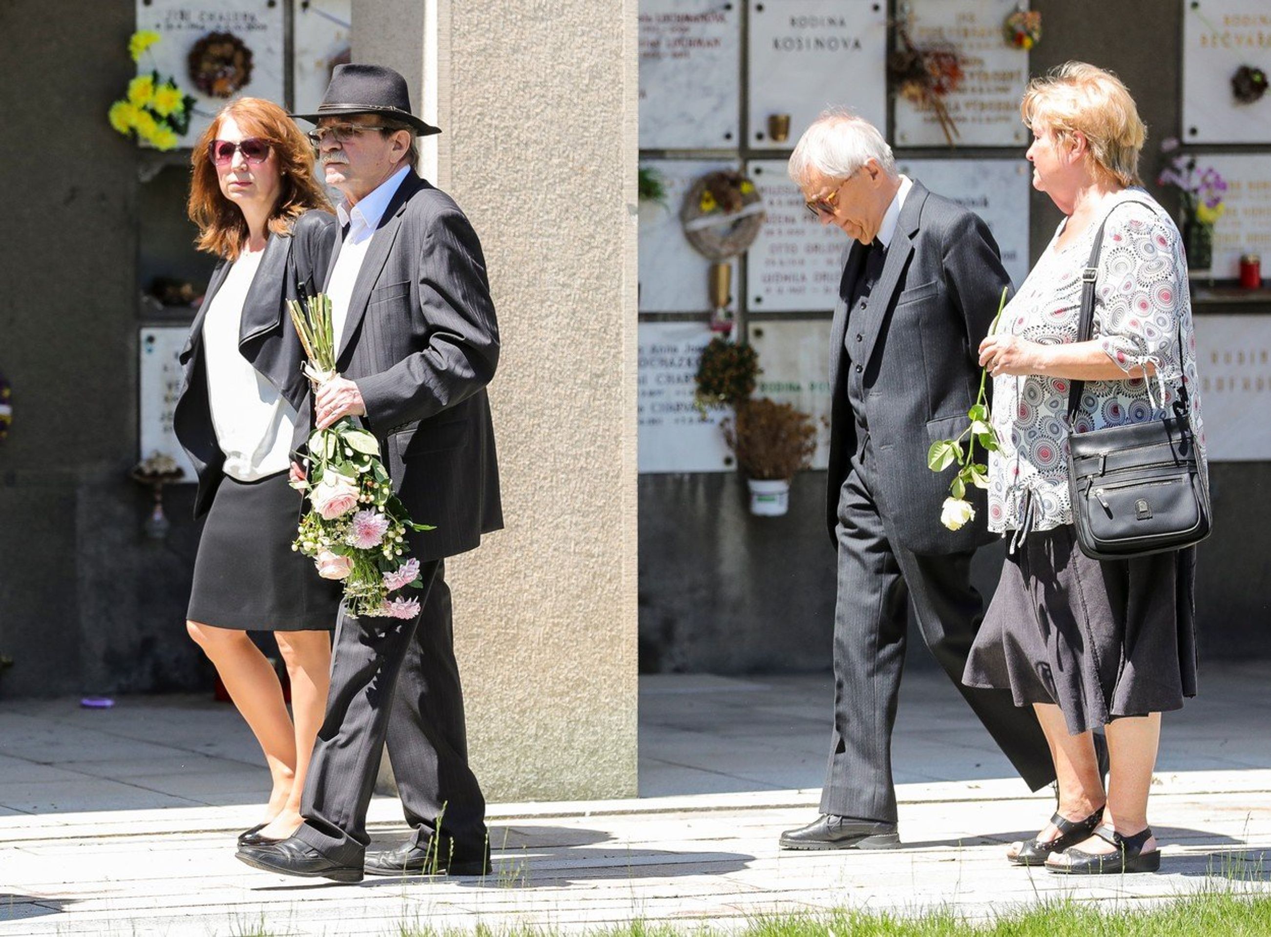 Lidé se přišli rozloučit s Bořivojem Pencem - Jaroslav Uhlíř s manželkou a Miloň Čepelka s manželkou - GALERIE: Lidé se přišli rozloučit s Bořivojem Pencem (8/12)