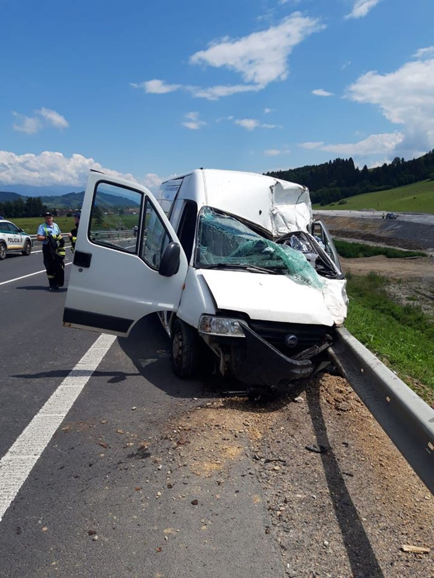 Nehoda karavanu a dodávky na Slovensku - 5 - GALERIE: Nehoda karavanu a dodávky na Slovensku (5/5)