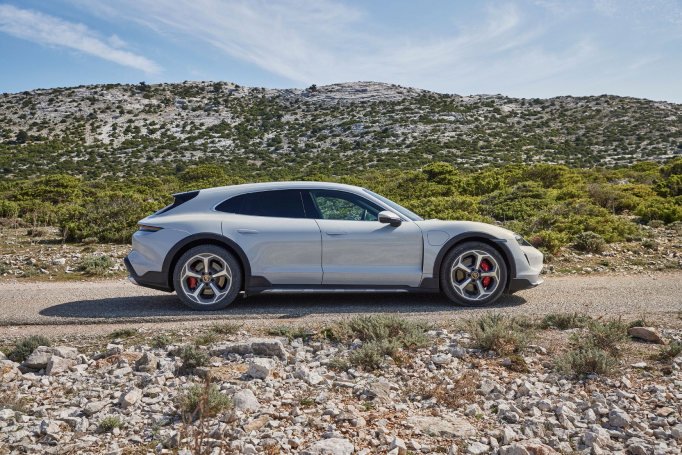 Porsche Taycan Cross Turismo - 16 - Fotogalerie: První elektrický kombík - Porsche Taycan Cross Turismo (14/19)