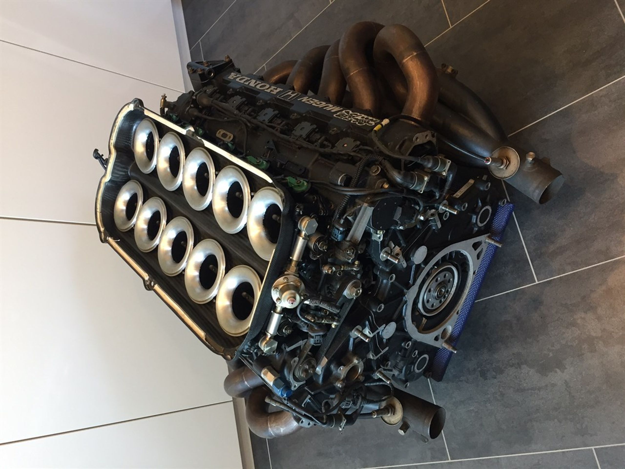 motor - 12 - FOTOGALERIE: Motor V10 z formule 1 je na prodej! (1/7)
