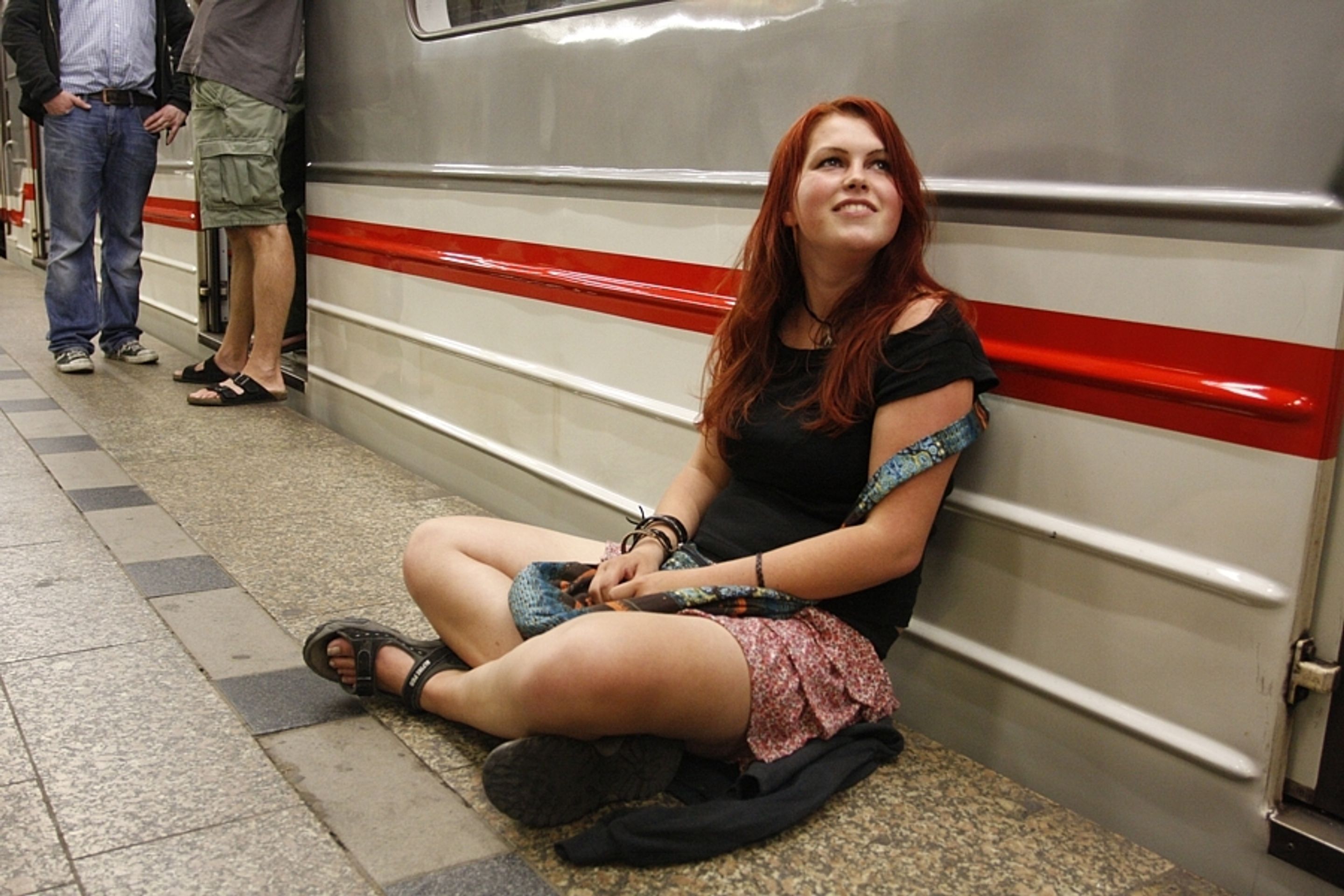 Antistávka na Dejvické - 26 - GALERIE: Lidé obsadili soupravu metra na stanici Dejvická (25/39)