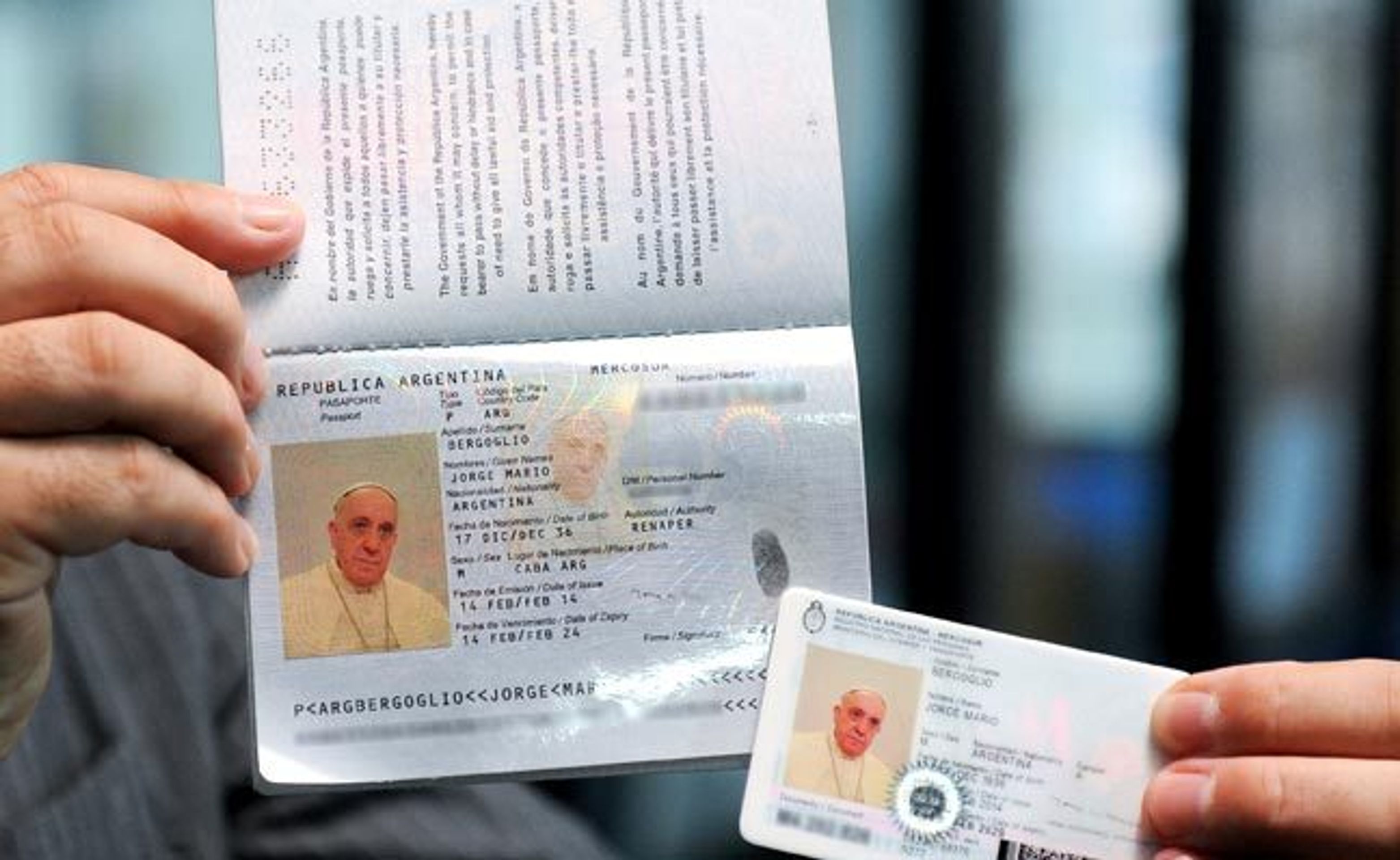 Pas a občanský průkaz papeže Františka - 3 - GALERIE: Pas a občanský průkaz papeže Františka (3/3)