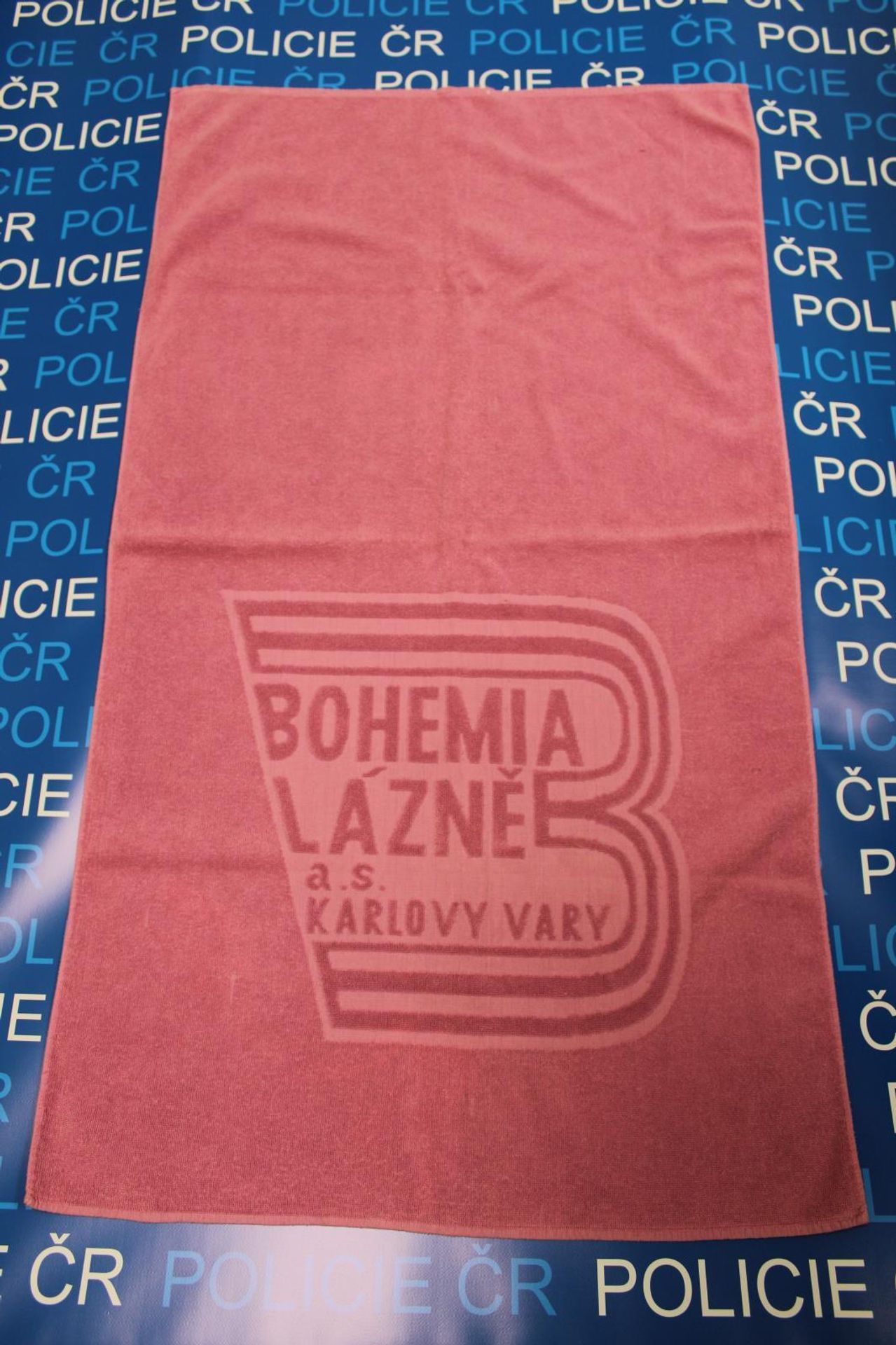 Novorozeně zabalené v ručníku - 1 - GALERIE: Mrtvé miminko bylo zabaleno do lázeňského ručníku (1/2)