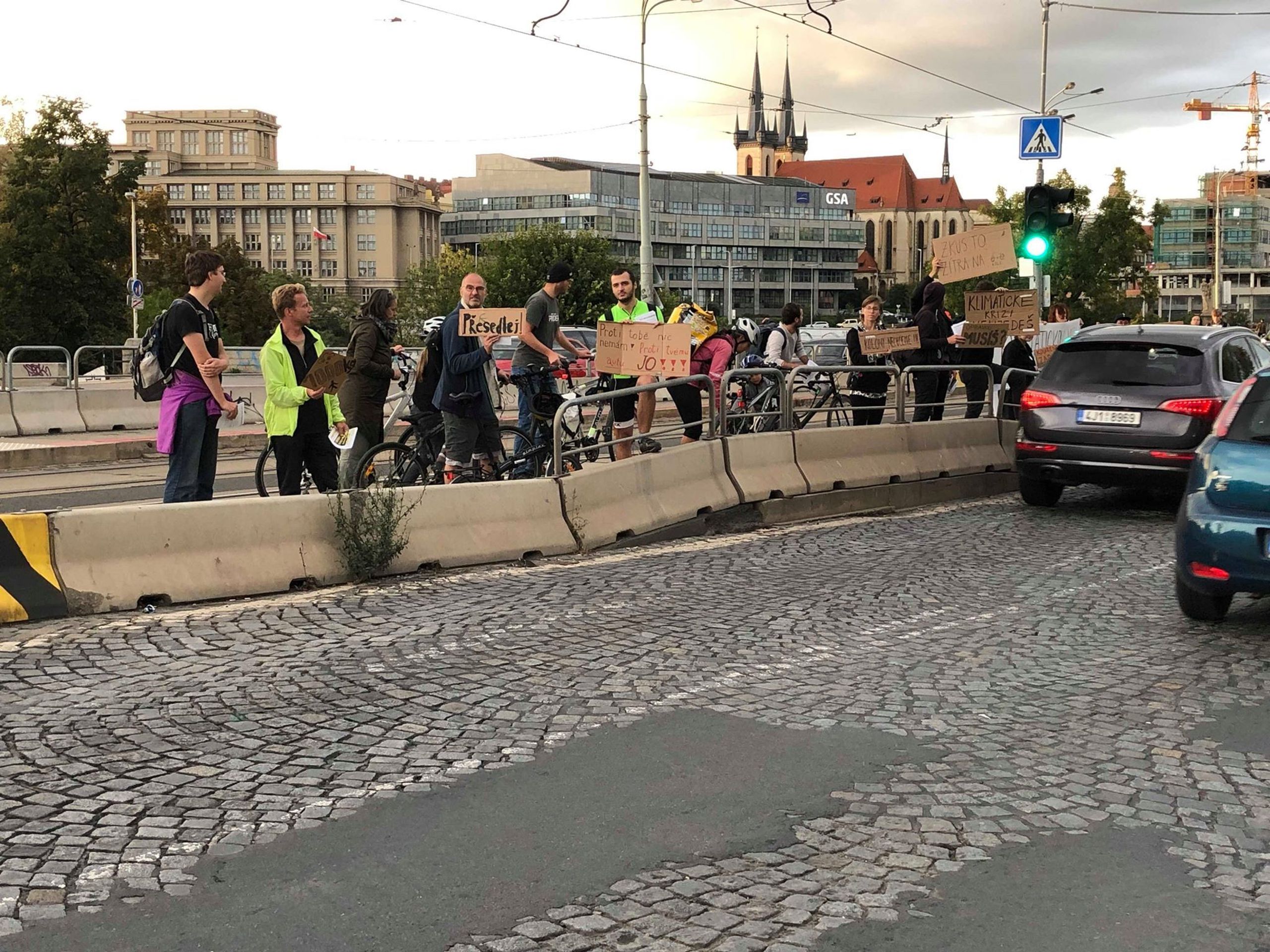 Demonstrace cykloaktivistů na magistrále v Praze - 7 - GALERIE: Demonstrace cykloaktivistů na magistrále v Praze (1/7)
