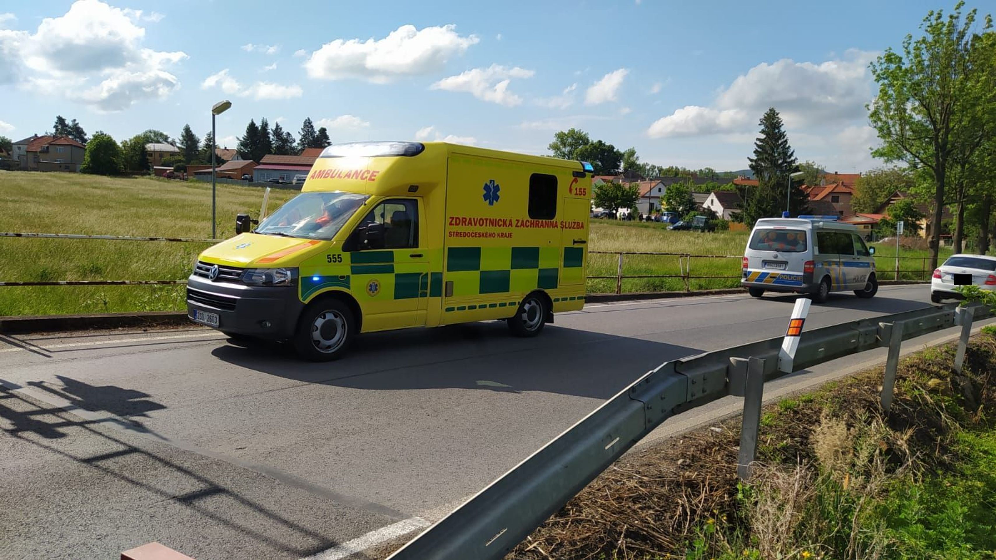 Nehoda motorkáře na Berounsku - 1 - GALERIE: Těžce zraněného motorkáře transportoval vrtulník (5/5)