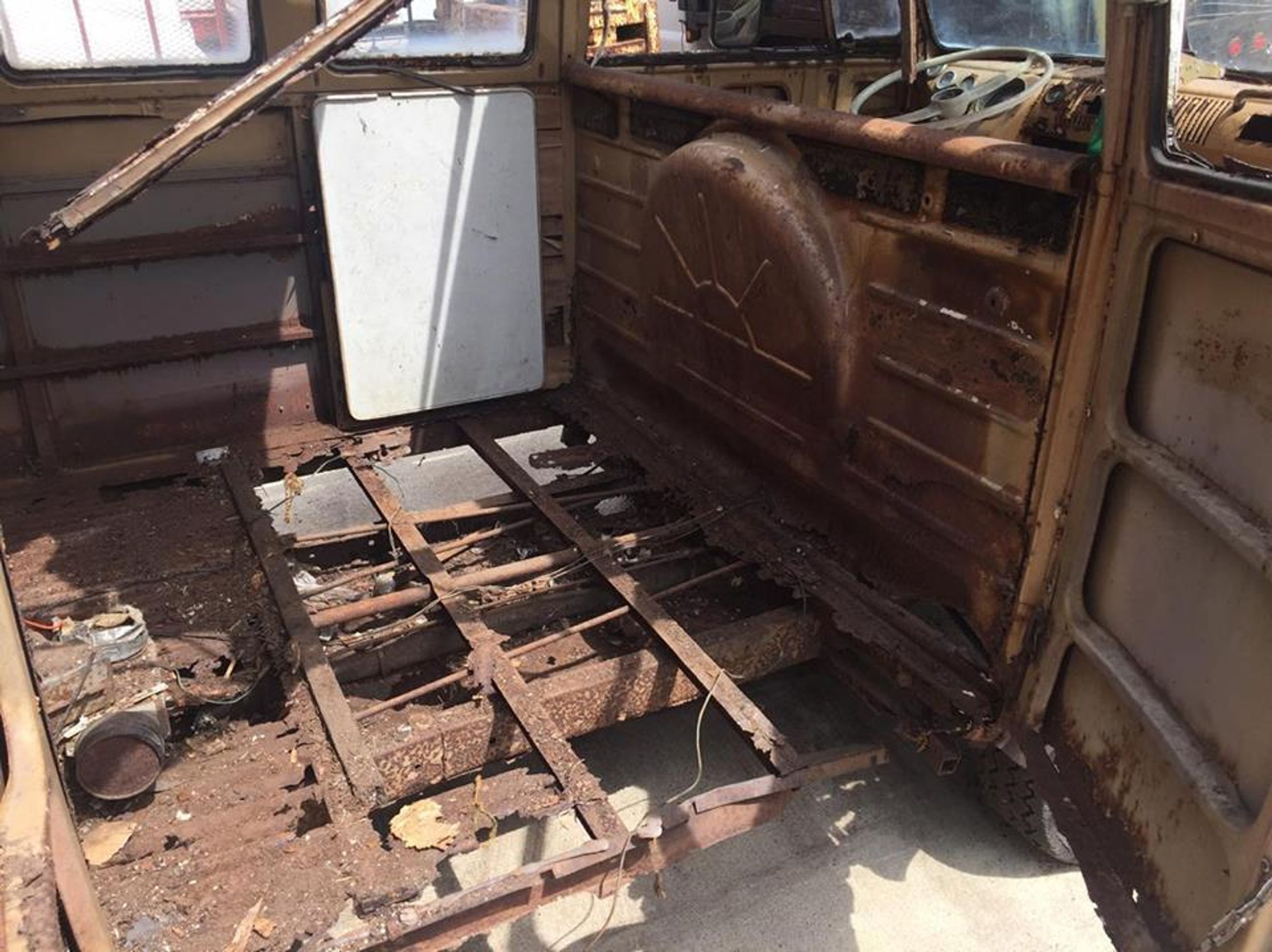 vrak - 25 - GALERIE: VW Bus - zrezlý šrot za stovky tisíc (20/22)