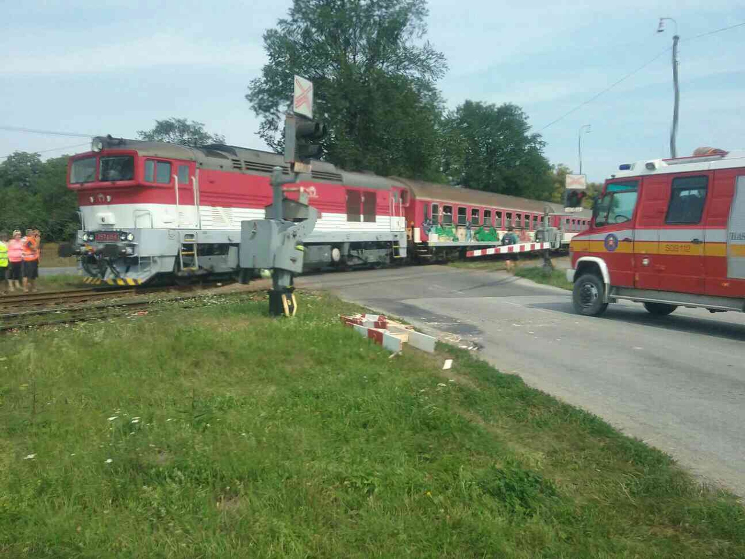 Autobus na železničním přejezdu u Turčianských teplic - 1 - GALERIE: Autobus uvízl na přejezdu u Turčianských Teplic (1/3)