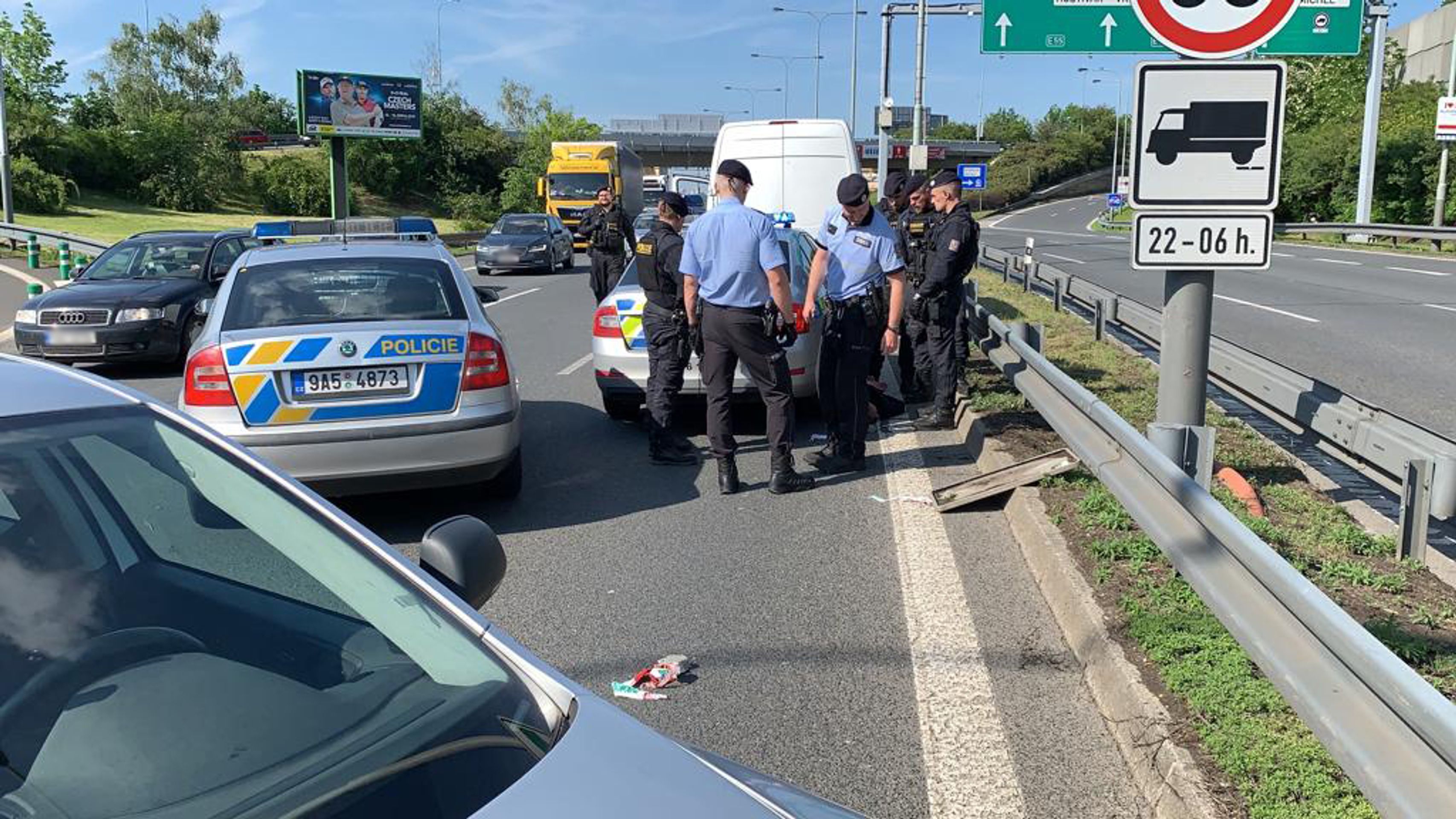 Řidiče jedoucího v protisměru na Jižní spojce zastavila střelbou policie - 5 - GALERIE: Řidiče jedoucího v protisměru na Jižní spojce zastavila střelbou policie (5/9)