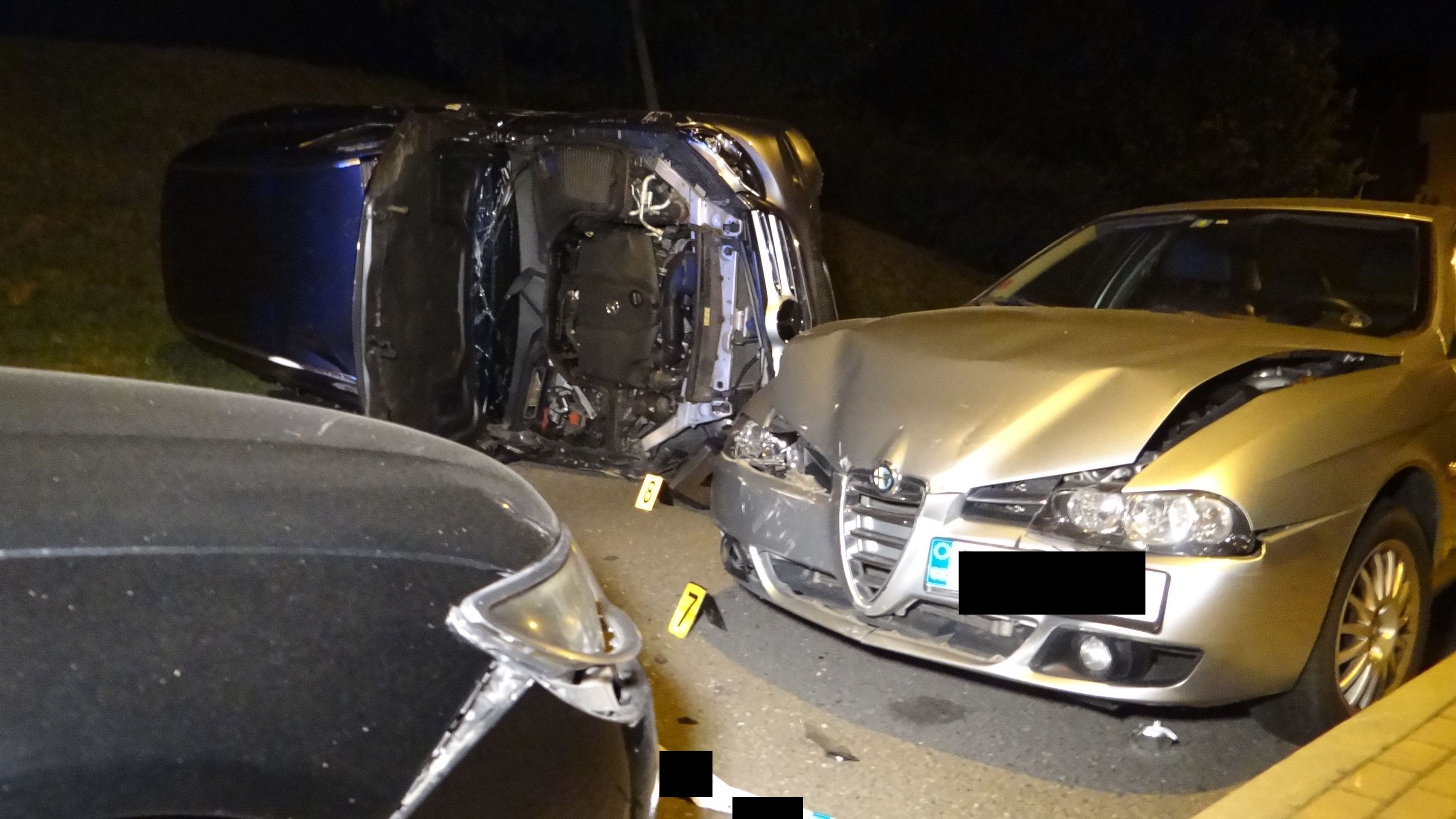Náraz byl tak silný, že převrátil těžké SUV na bok - GALERIE: Mercedes skončil v Praze na boku (1/3)