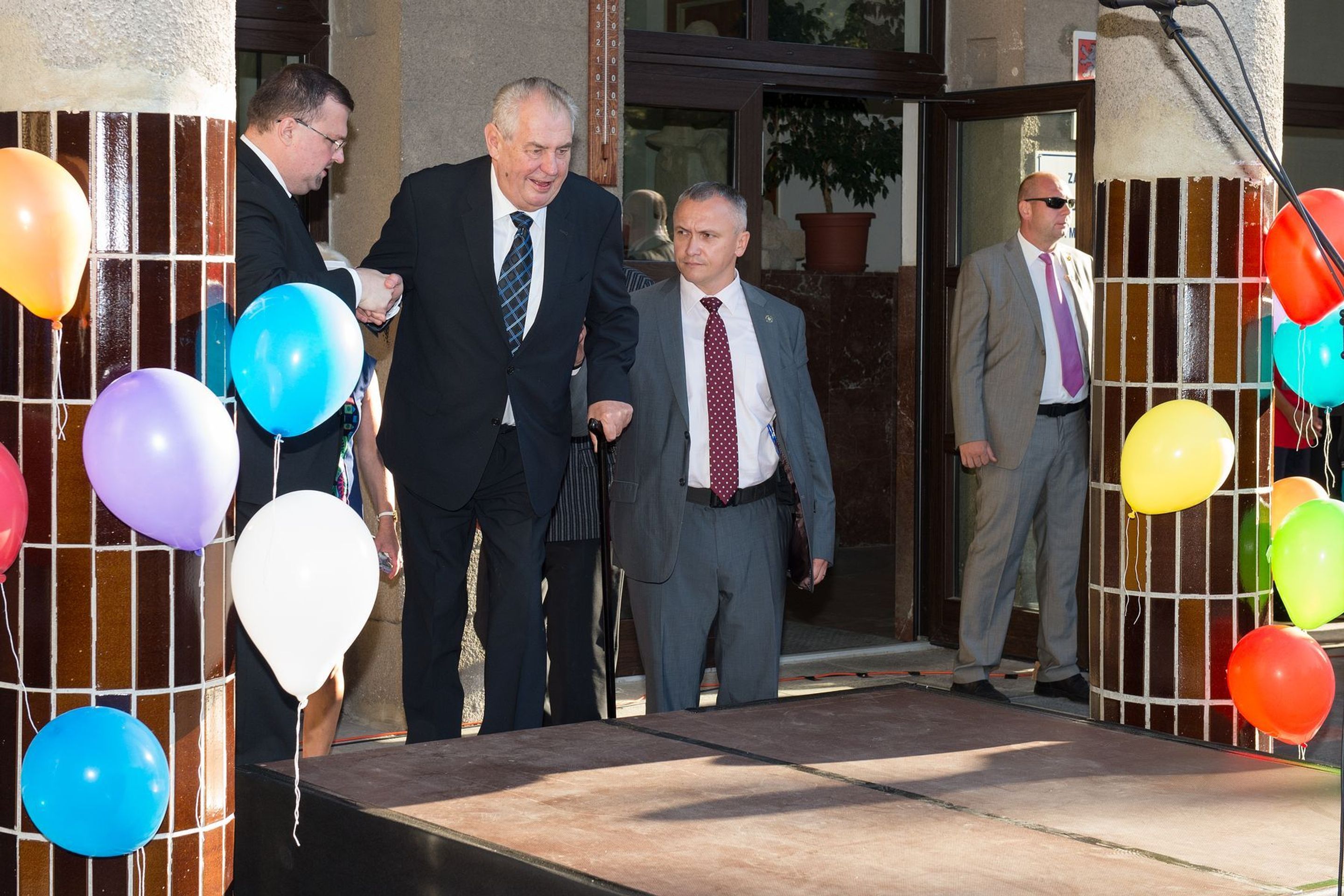 Prezident Miloš Zeman vítá prvňáčky - 6 - GALERIE: Miloš Zeman zahajuje školní rok ve Stochově (2/17)