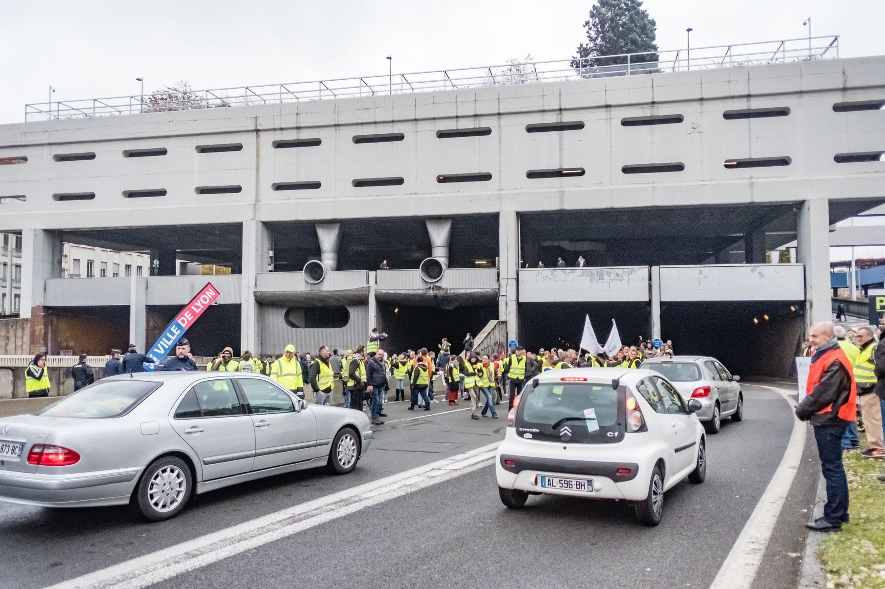 Ve Francii vypukly masivní demonstrace - 4 - GALERIE: Demonstranti ve Francii na silnicích vytvořily blokády (2/5)