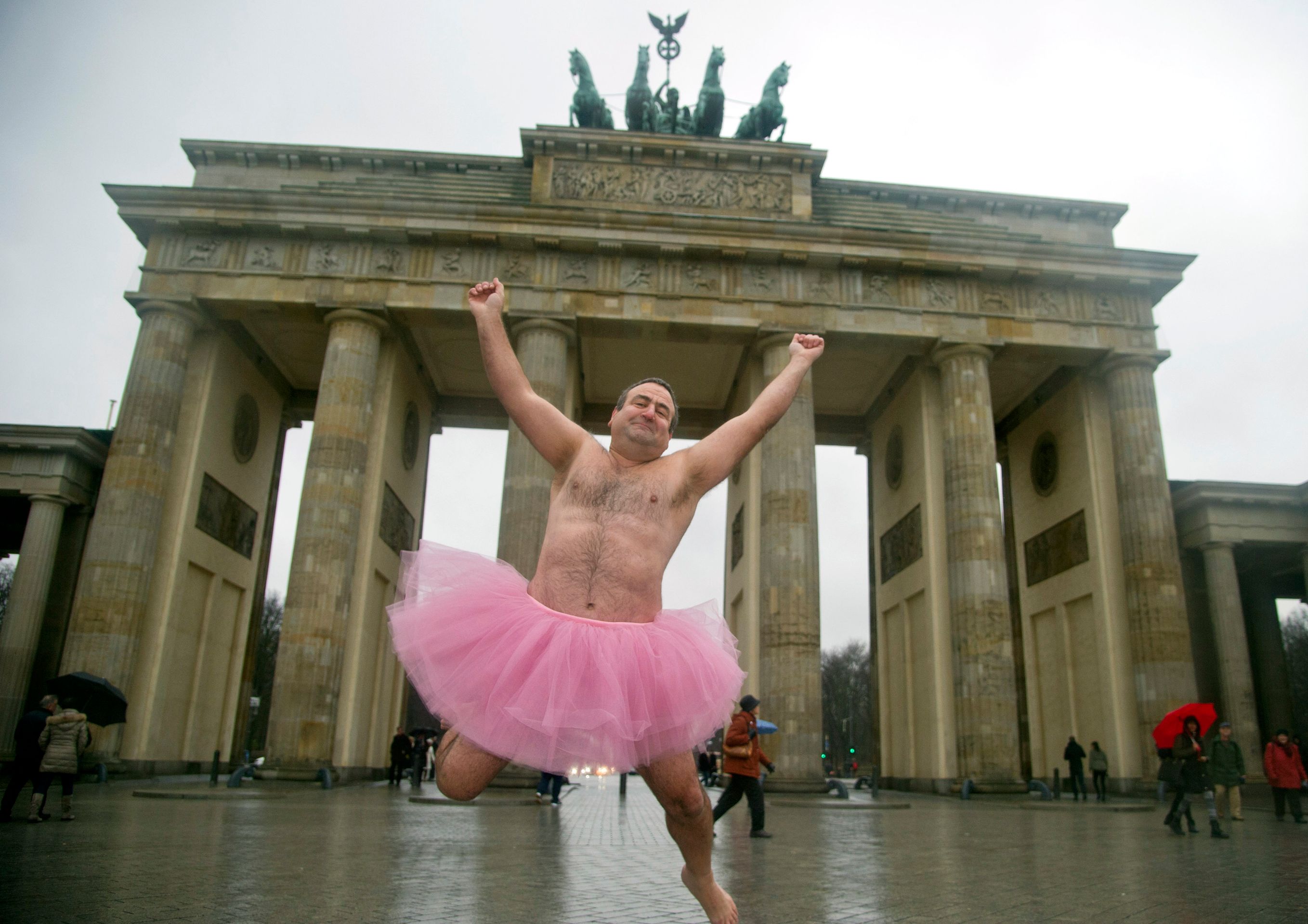 Bob Carey v růžové sukni jako baletka - 3 - GALERIE: Bob Carey tančí jako baletka (1/5)