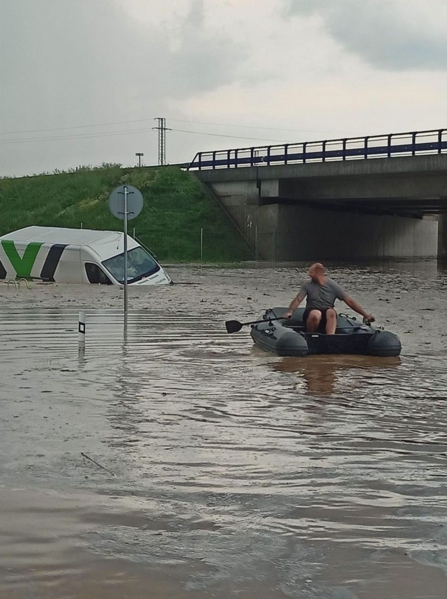 Uvízlá dodávka u Otrokovic - Českem se prohnaly silné bouřky (18/31)