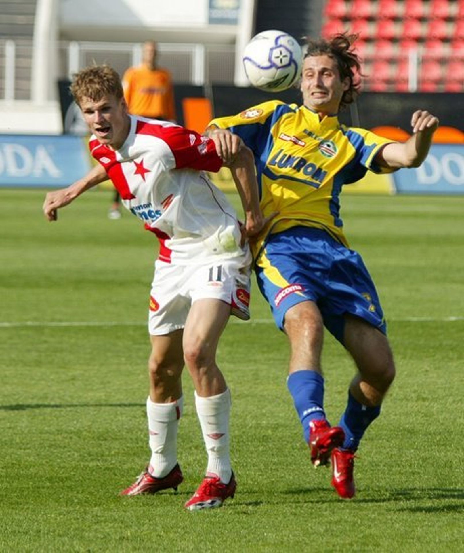 Zlínští fotbalisté (ve žlutém) budou opět nejspíš bojovat o záchranu. - Slavii zachránil střídající Kalivoda (2/4)