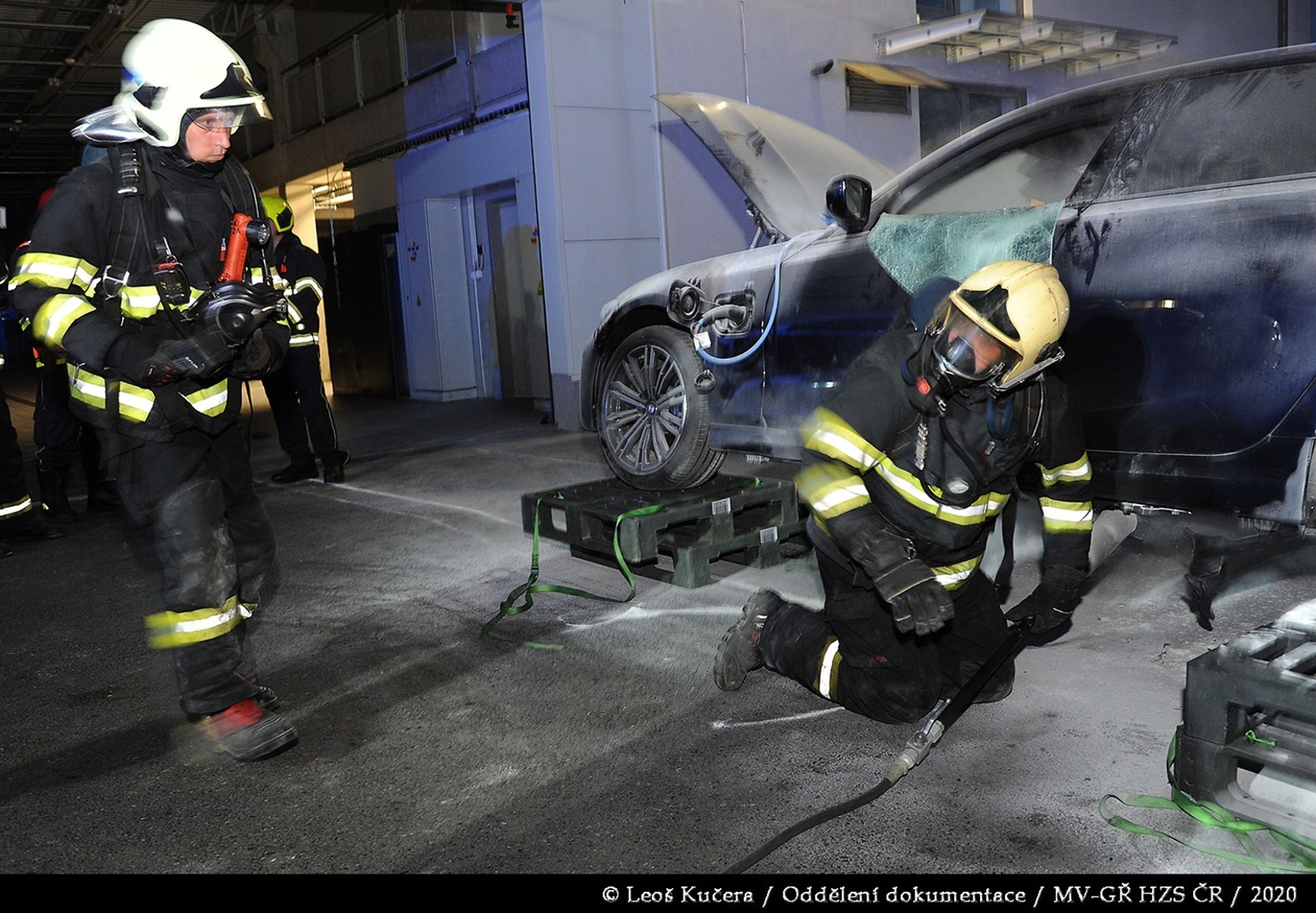 Požár luxusního hybridu v Čestlicích - 20 - Fotogalerie: Hybridní BMW je po požáru v servisu kompletně zničené (4/13)