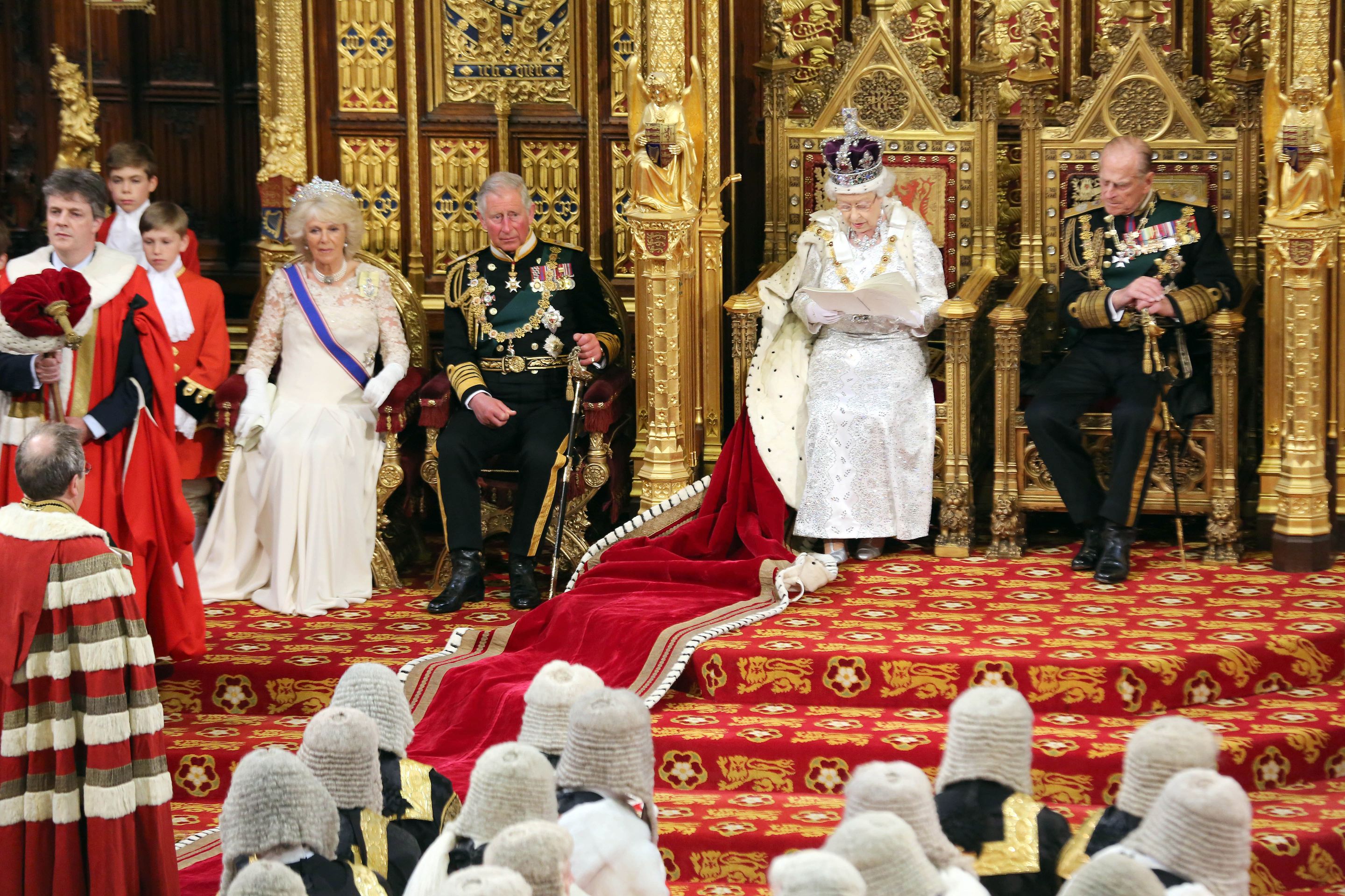 Britská královna Alžběta II. - 11 - GALERIE: Elegantní dáma i babča v šátku, to jsou proměny královny Alžběty II. (5/15)