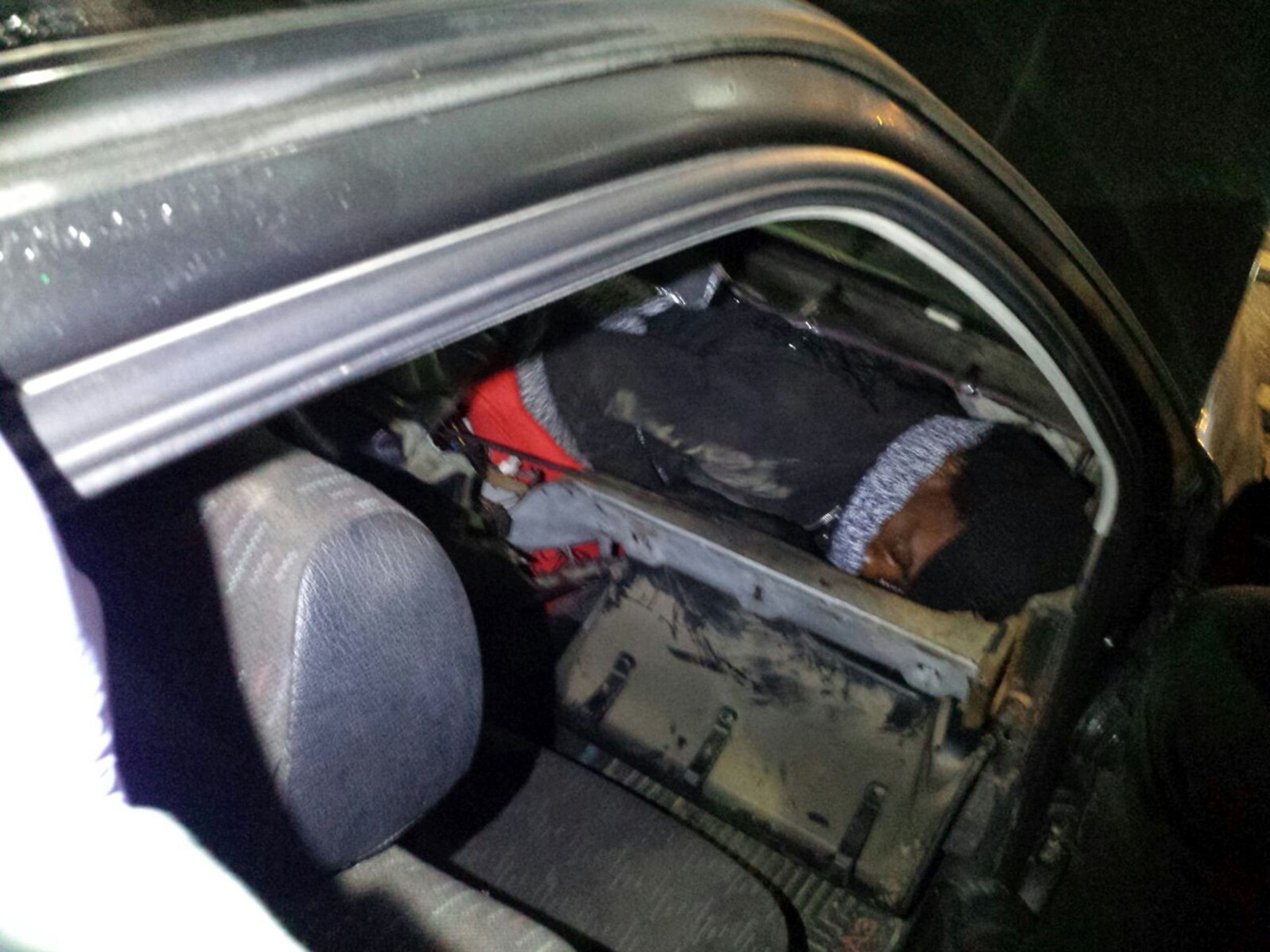 Migrant schovaný v kufru - GALERIE: Takto se migranti snaží překročit hranice (3/3)