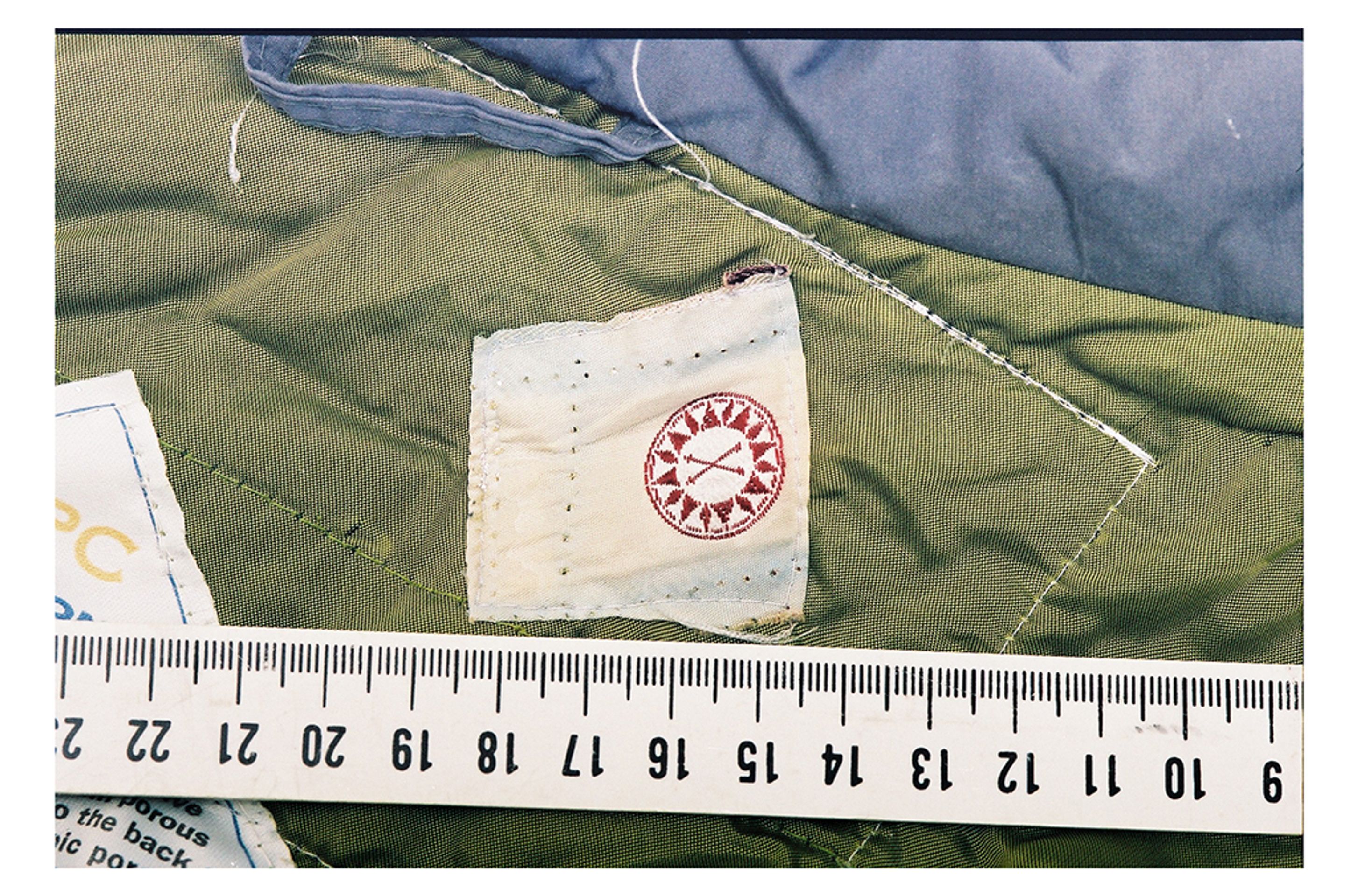 Žena v řece Gaasp, 17. září 1999, Nizozemsko, logo všité do bundy - Policie hledá identitu 22 zavražděných žen (10/120)