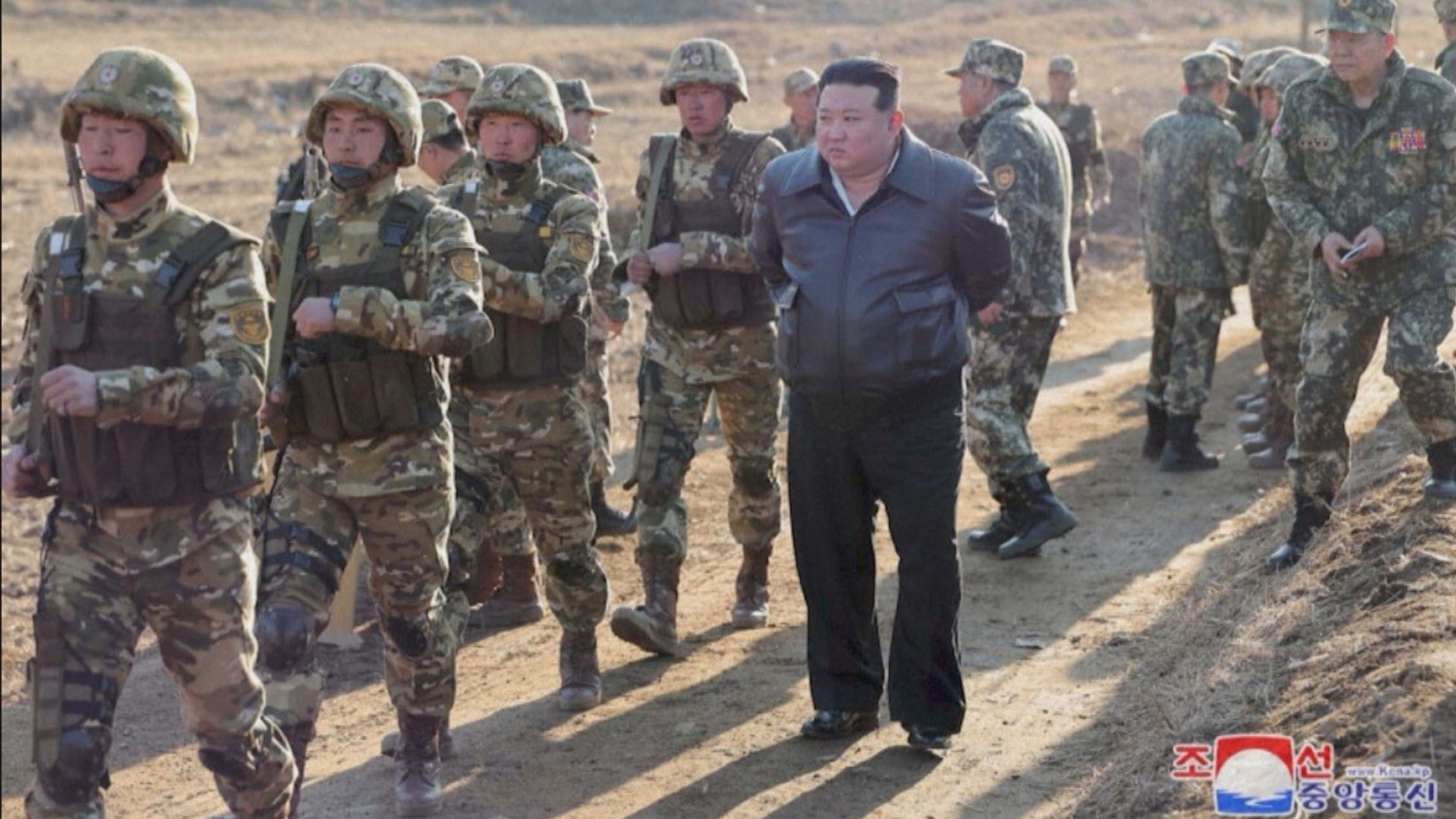 Kim Čong-un na vojenském cvičišti - Kim Čong-un na vojenském cvičišti (7/15)