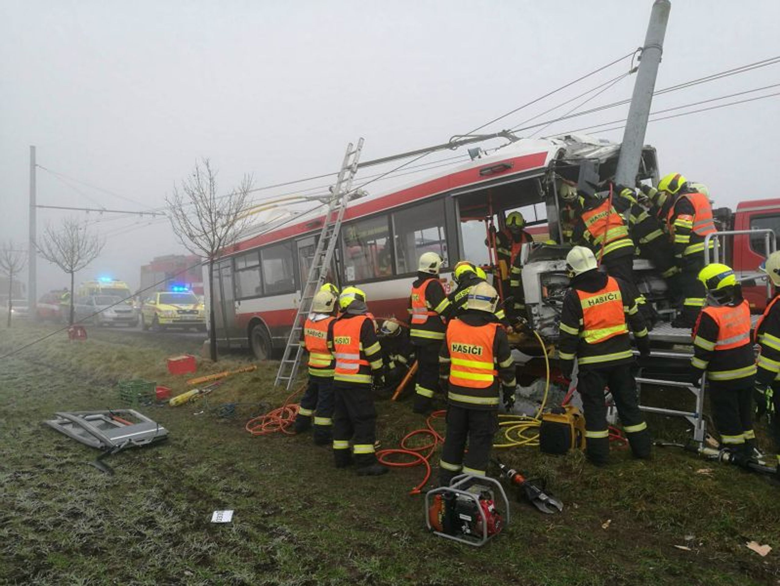 Nehoda trolejbusu v Brně směrem na Šlapanice - GALERIE: Nehoda trolejbusu v Brně (8/9)