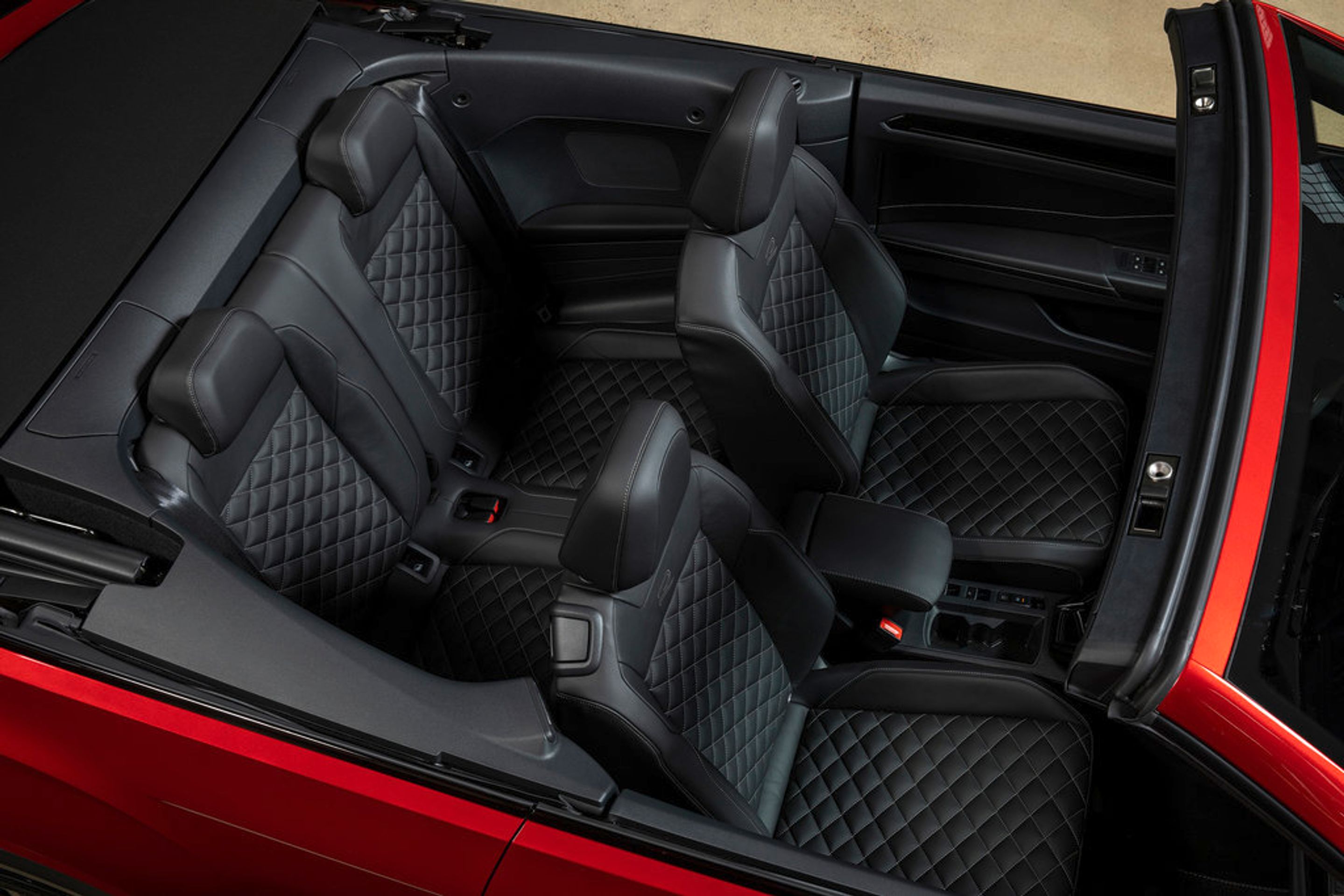 Modernizovaný Volkswagen T-Roc - Modernizovaný Volkswagen T-Roc vyjede ve sportovní verzi i jako kabriolet (16/18)