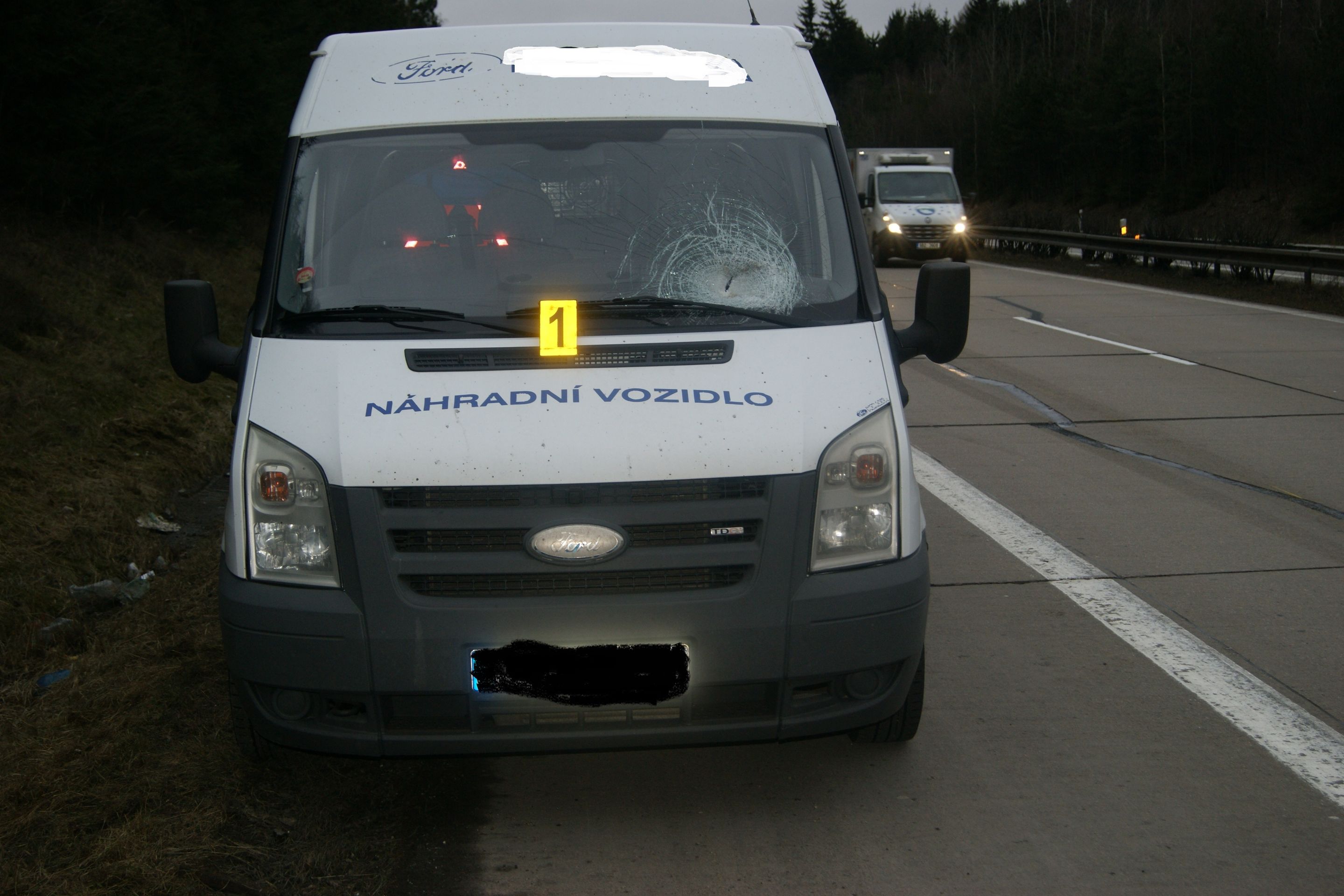 Na auto jedoucí po D1 někdo hodil kámen - 1 - GALERIE: Na auto jedoucí po D1 někdo hodil kámen (1/4)