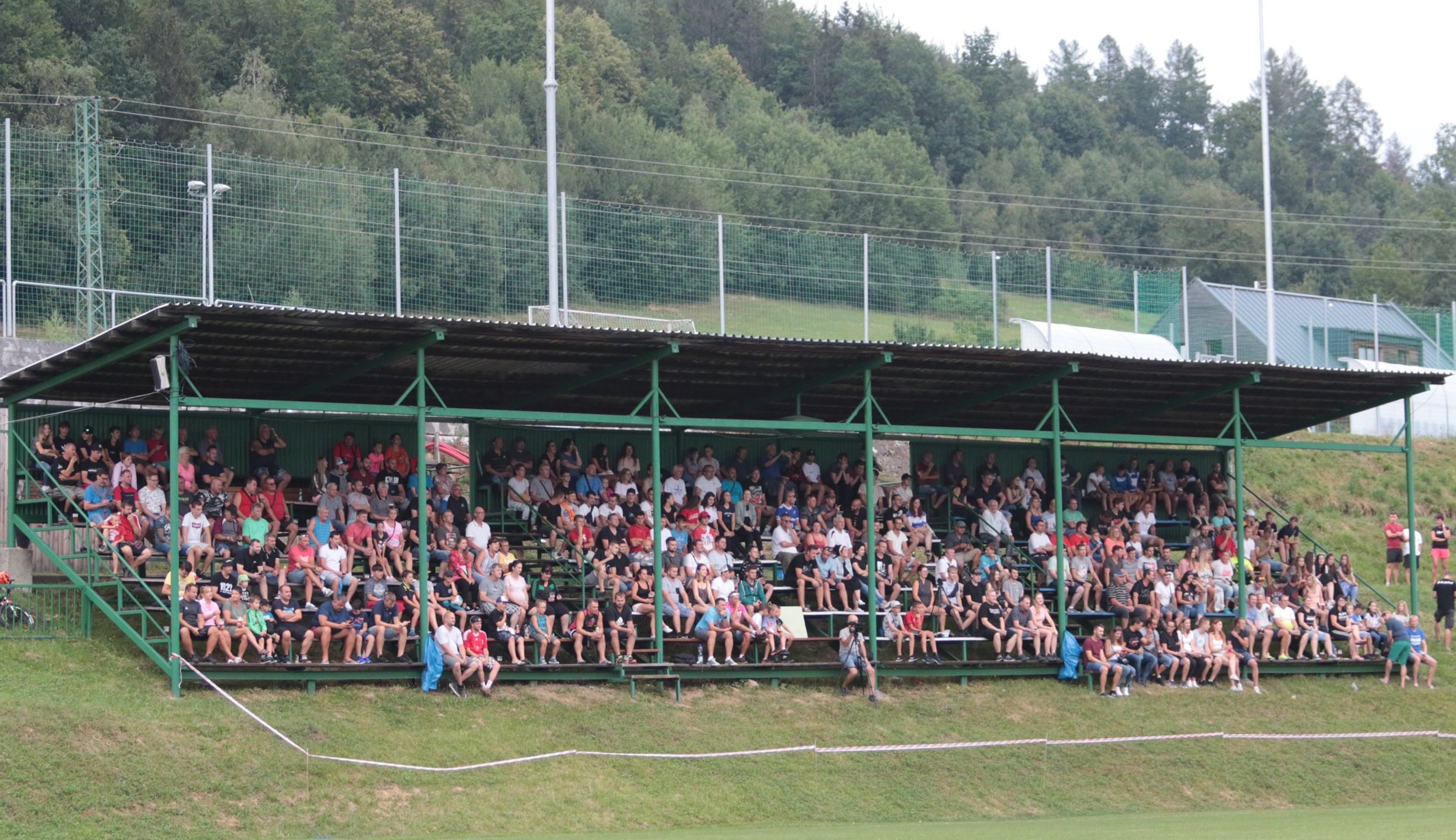Plná tribuna ve Viganticích - Milan Baroš nastoupil za rodné Vigantice (5/10)