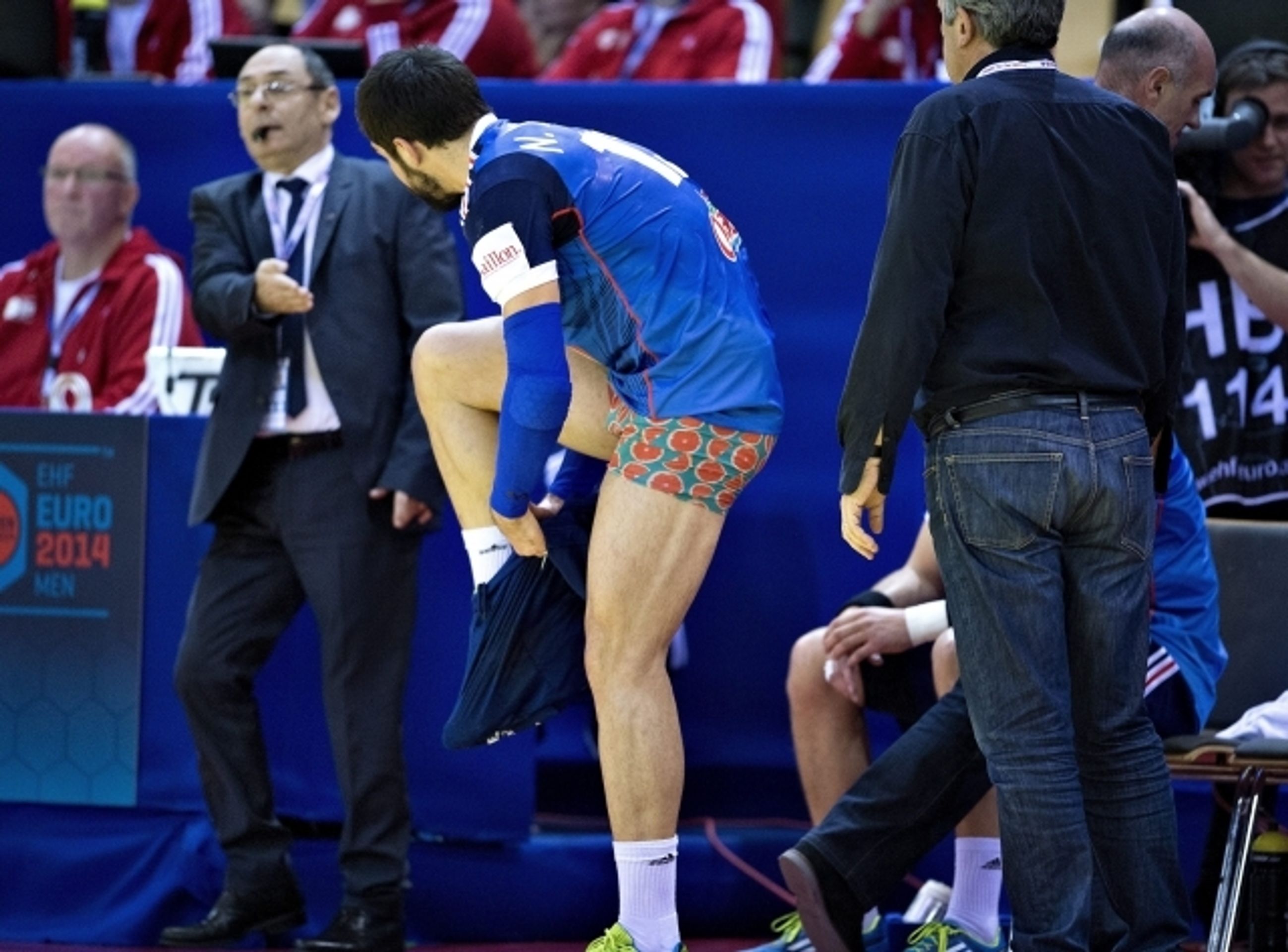 Nkola Karabatič se musel převlékat v hale - 2 - GALERIE: Házenkářská hvězda Karabatič se musela převlékat při zápase (5/7)