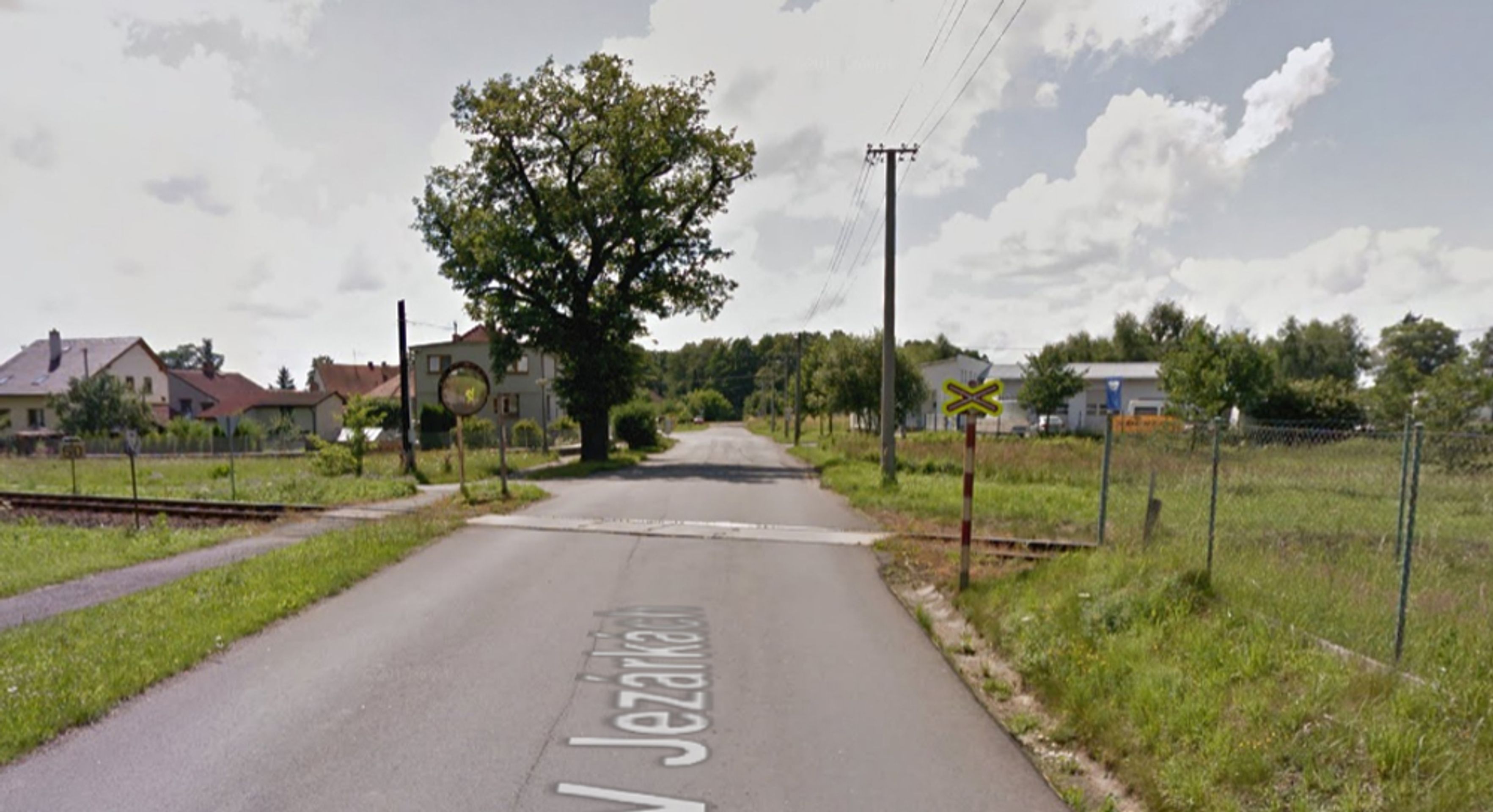 Nebezpečné přejezdy: P 1347, Strakonice - Březnice, Jihočeský kraj - přejezd bez světel, ŘEŠENÍ: se závorami. DŮVOD: Nepřehledná MK v městské zástavbě Blatné, nehodovost - GALERIE: Nebezpečné přejezdy - Jihočeský kraj (9/18)