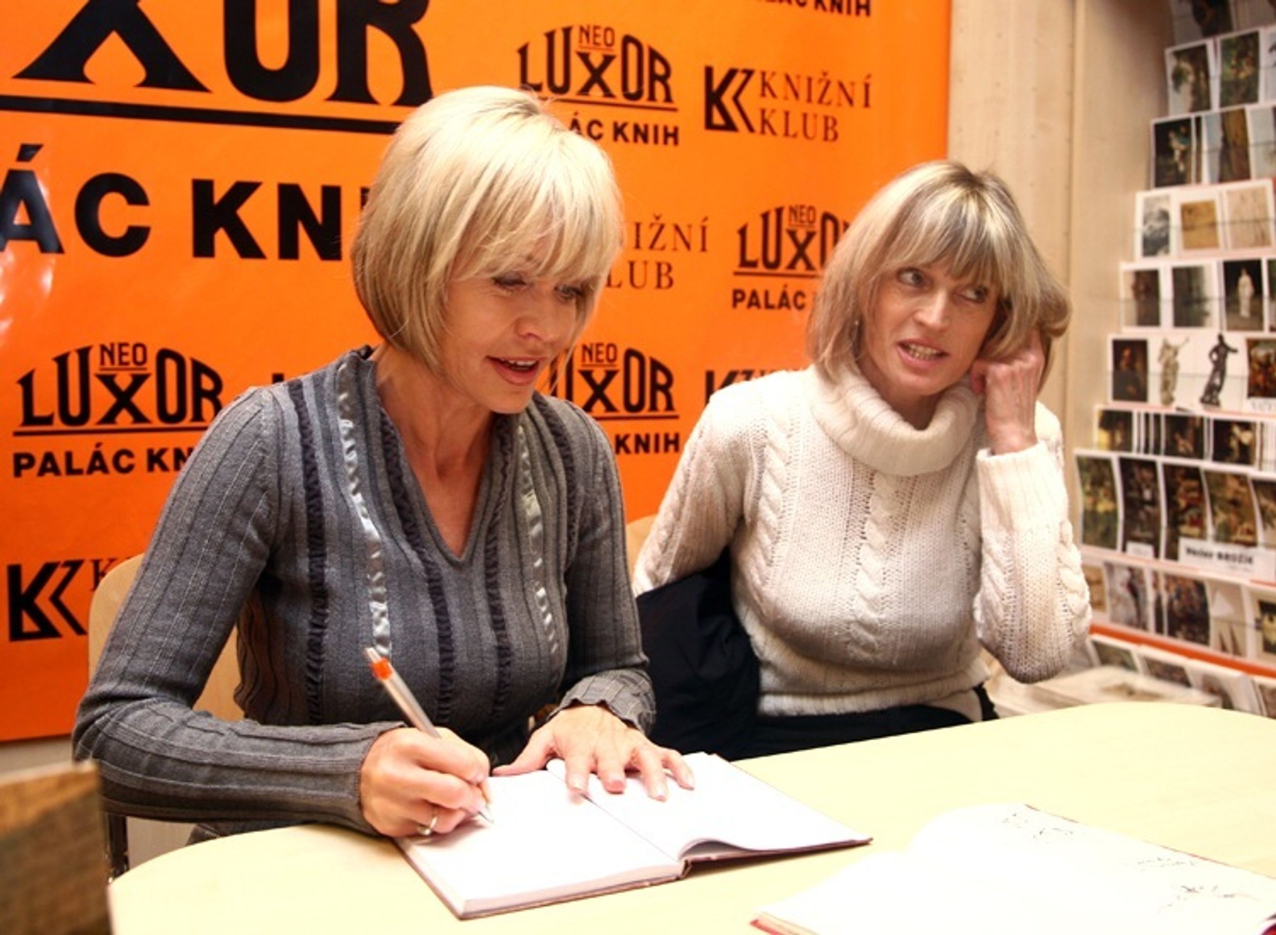 Herečka Jana Švandová při autogramiádě knihy Můj život s Králem se svou sestrou. - Zdena Čistá se učila svůj podpis - video (4/5)
