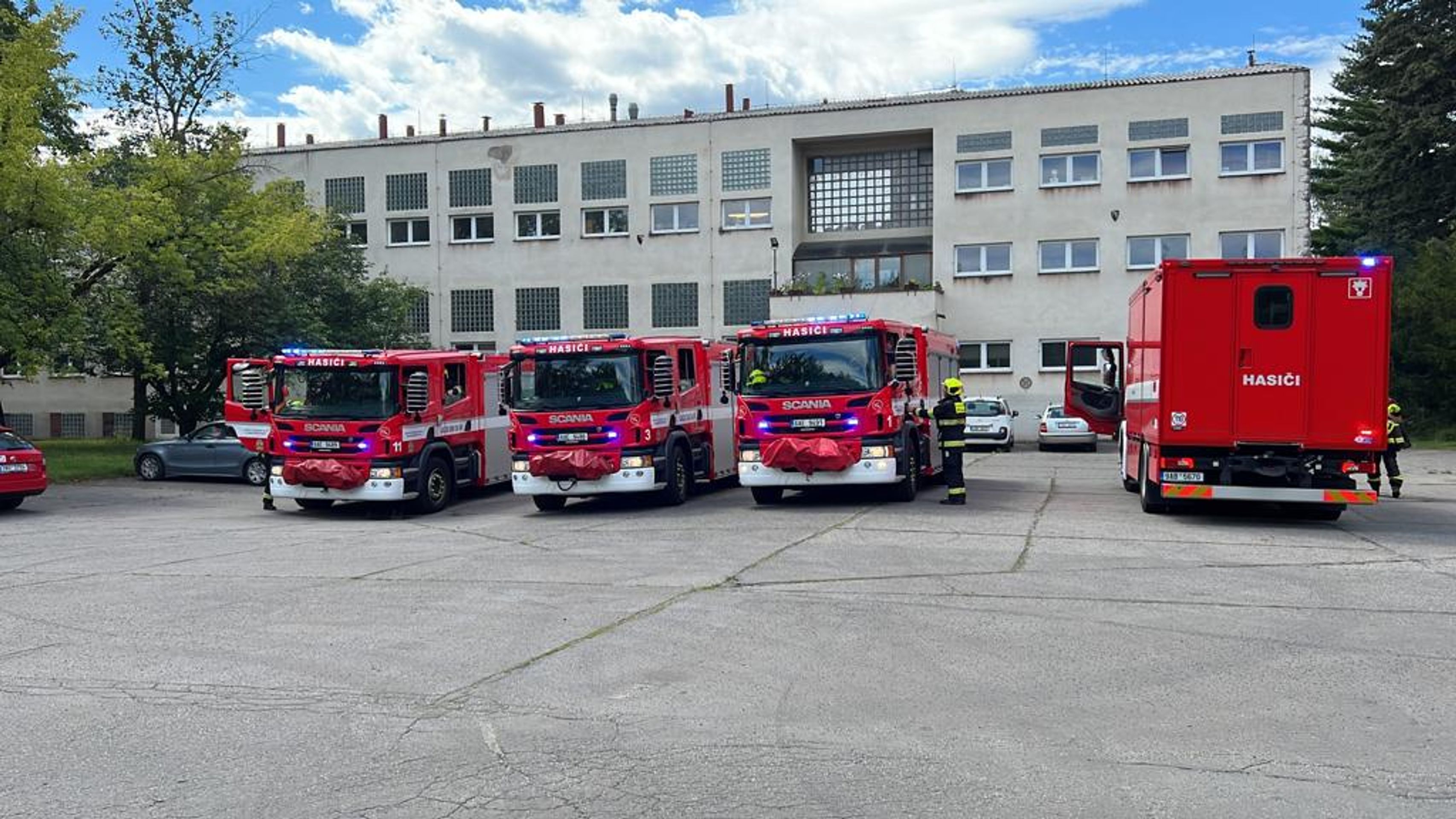 Požár autoservisu v Běchovicích (10) - Několik jednotek zasahuje u požáru autoservisu v Běchovicích (15/17)