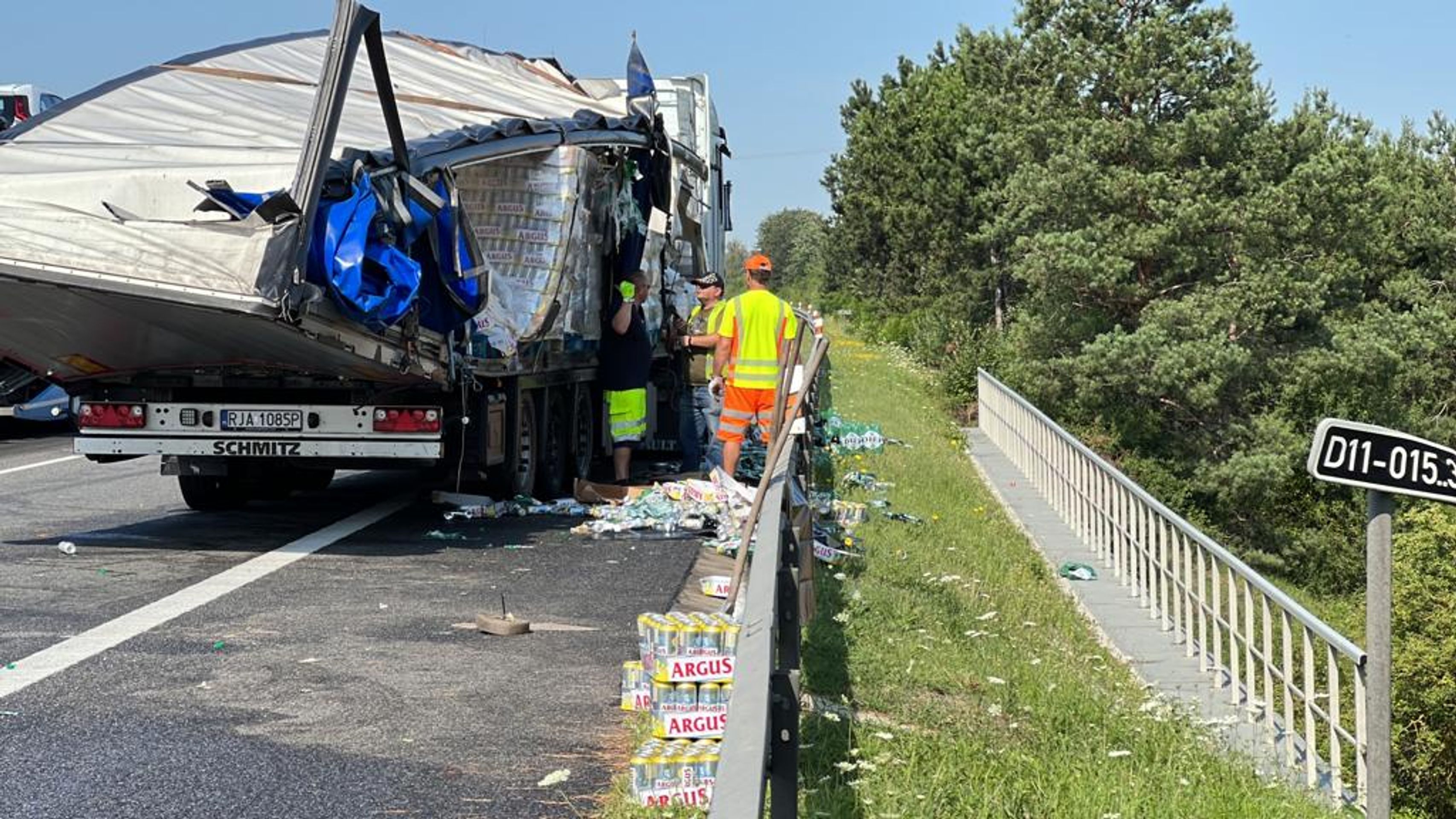 Havárie kamionu s pivem na D11 - Nehoda kamionu s pivem na D11 (7/8)