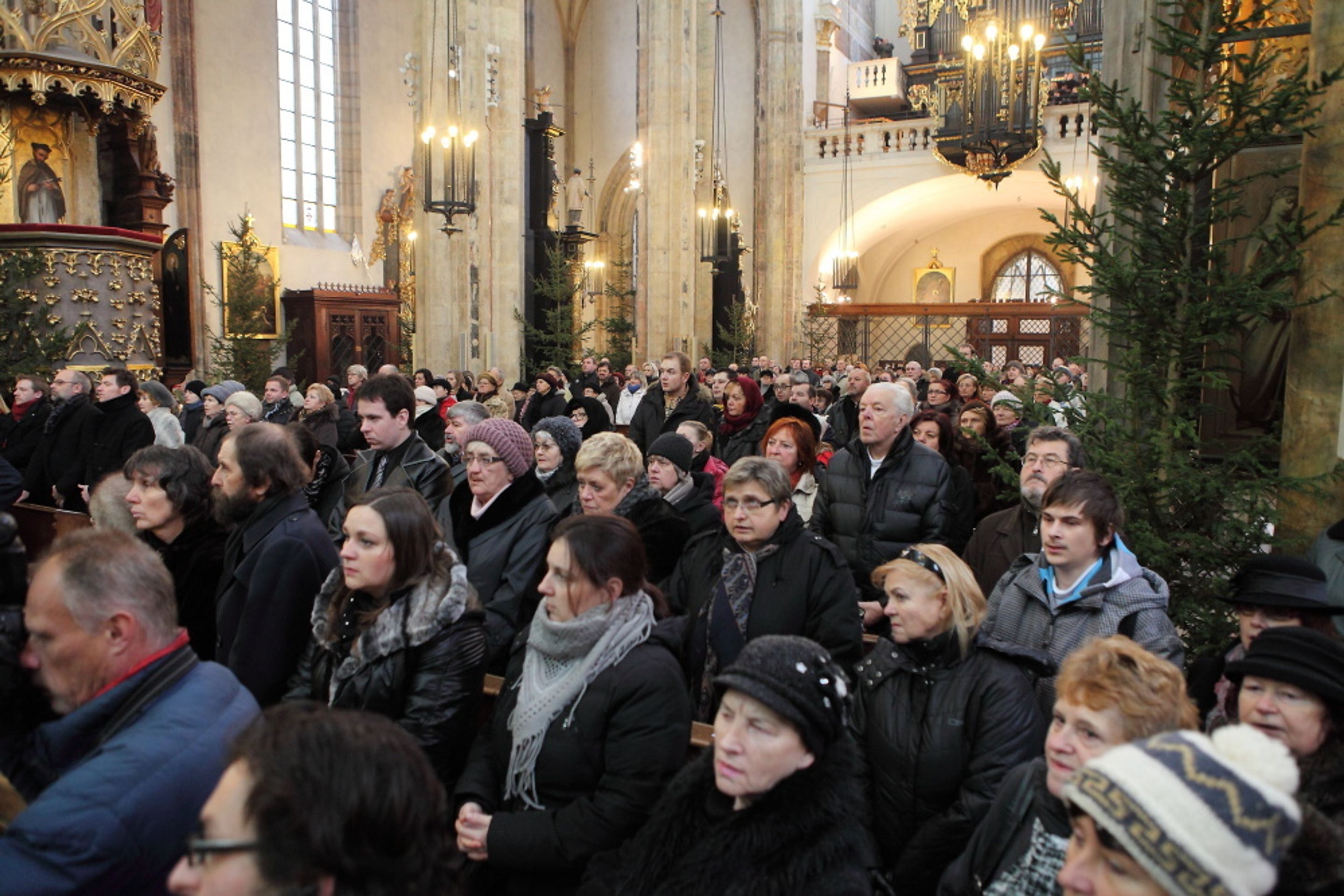 Přišla i široká veřejnost - GALERIE: Zádušní mše za Jiřinu Jiráskovou (15/18)