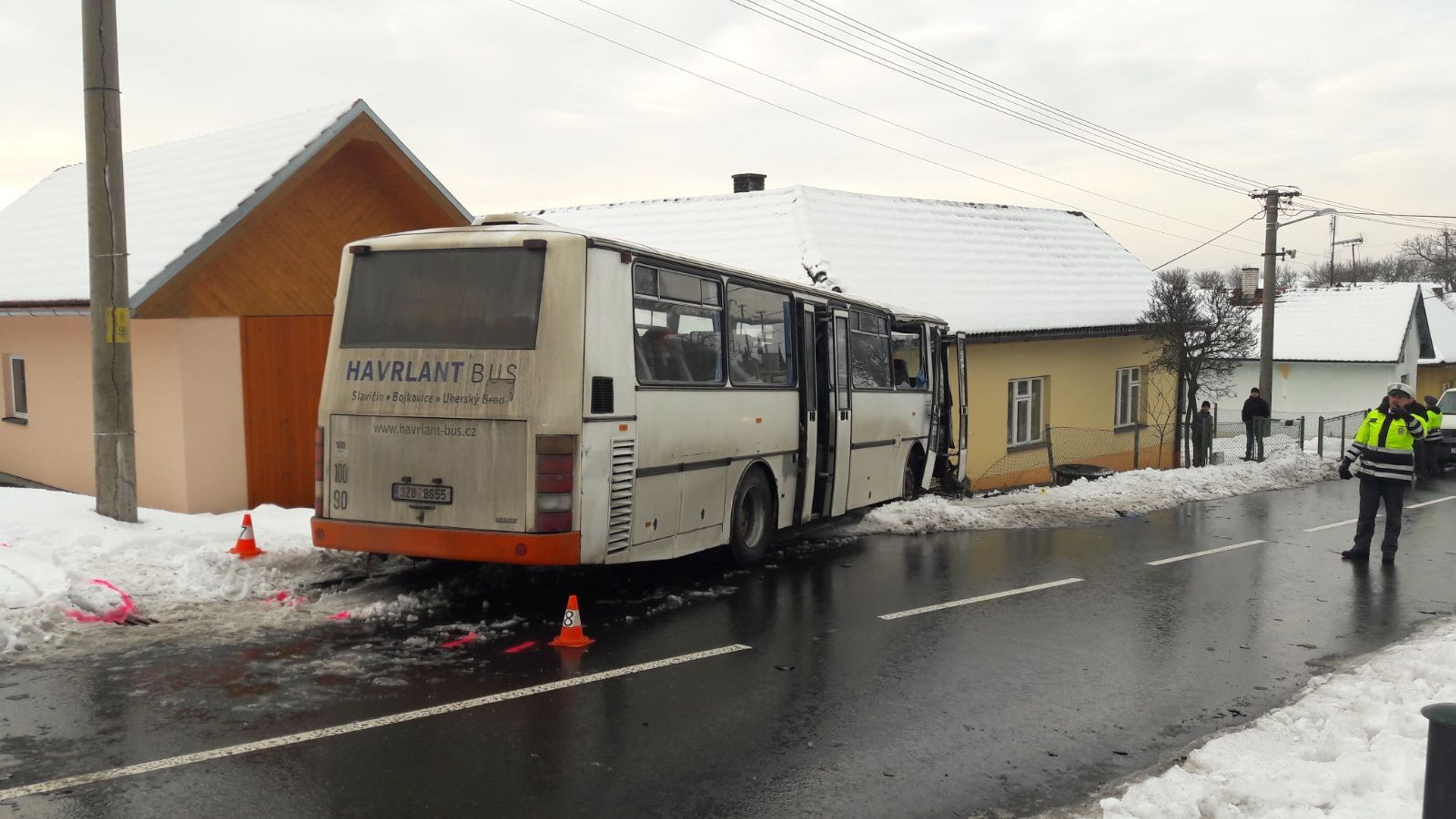 Nehoda autobusu na Zlínsku - 3 - GALERIE: Nehoda autobusu v Haluzicích na Zlínsku (2/4)