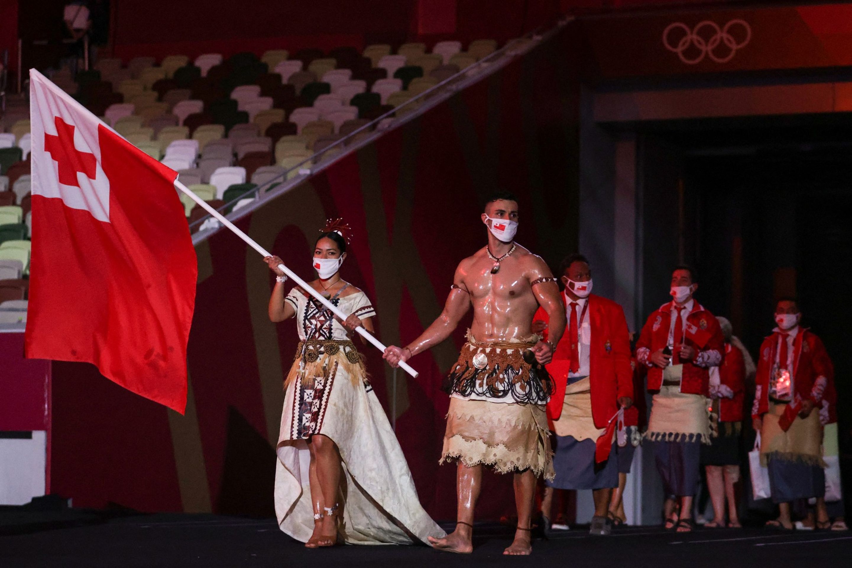 Vlajkonoš Pita Taufatofua ze souostroví Tonga nastoupil naolejovaný - Galerie: Originální outfity při zahajovacím olympijském ceremoniálu (12/17)